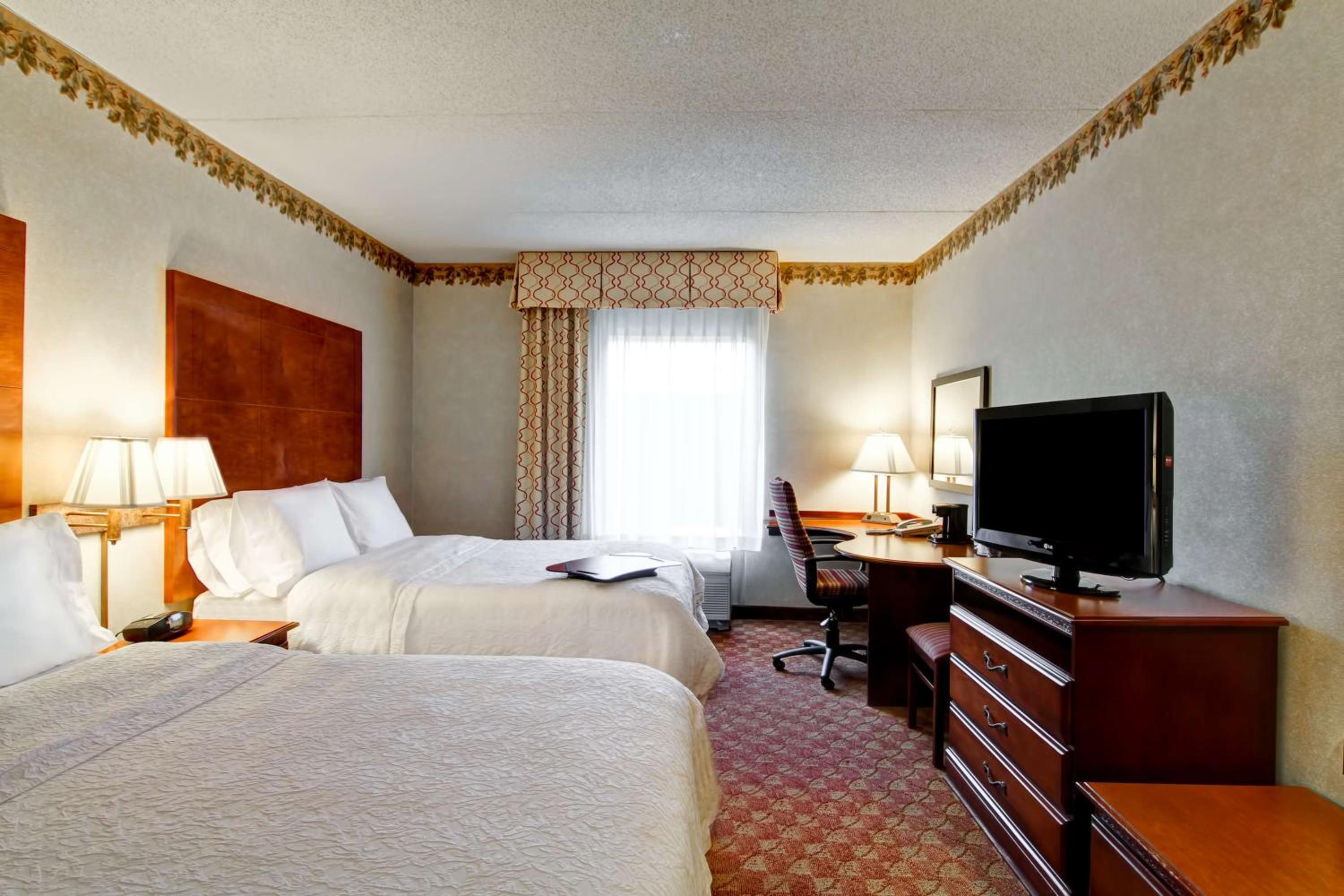 Room with Two Queen Beds - Non-Smoking - Photo 2
