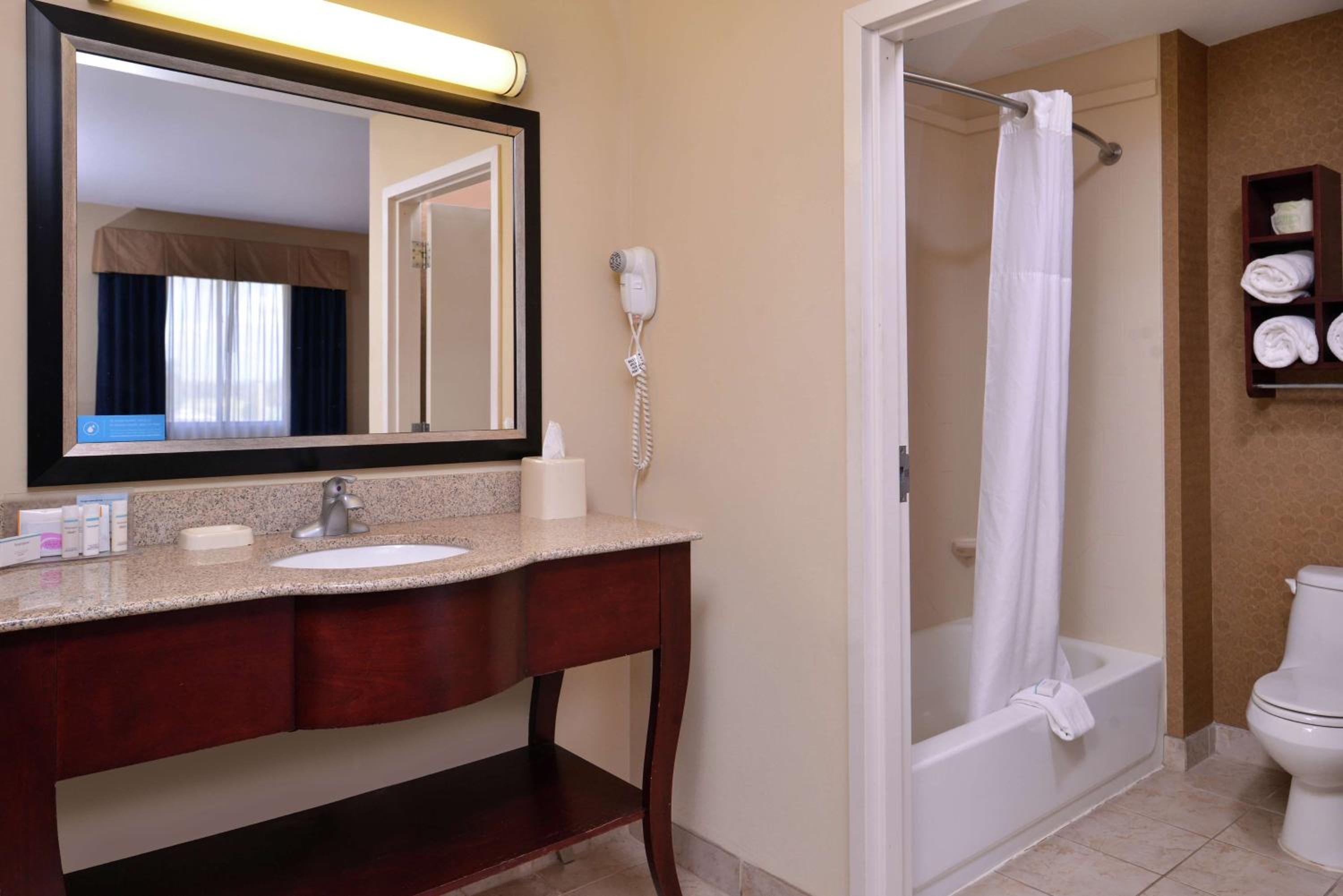 Room with Two Queen Beds - Non-Smoking - Photo 3