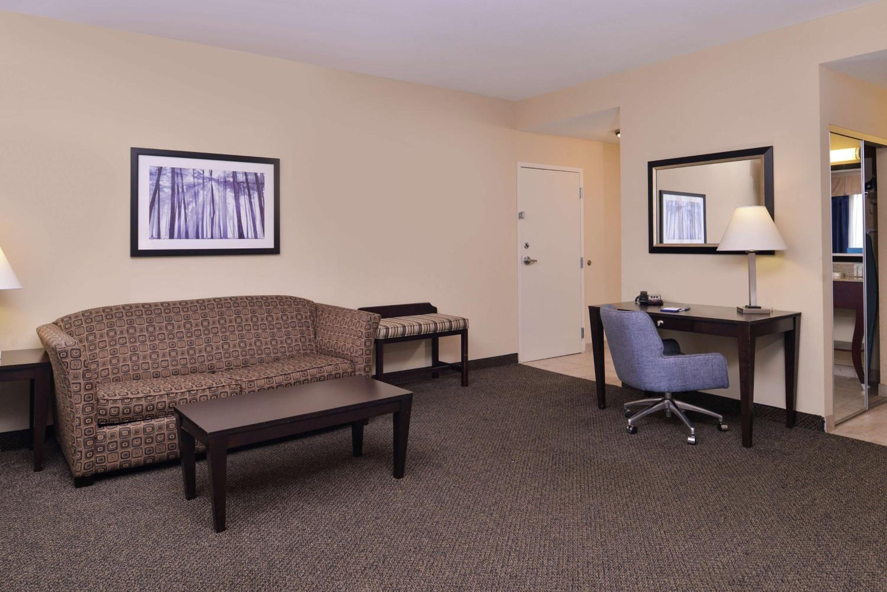Queen Studio with 2 Queen Beds and Sofa Bed - Photo 2