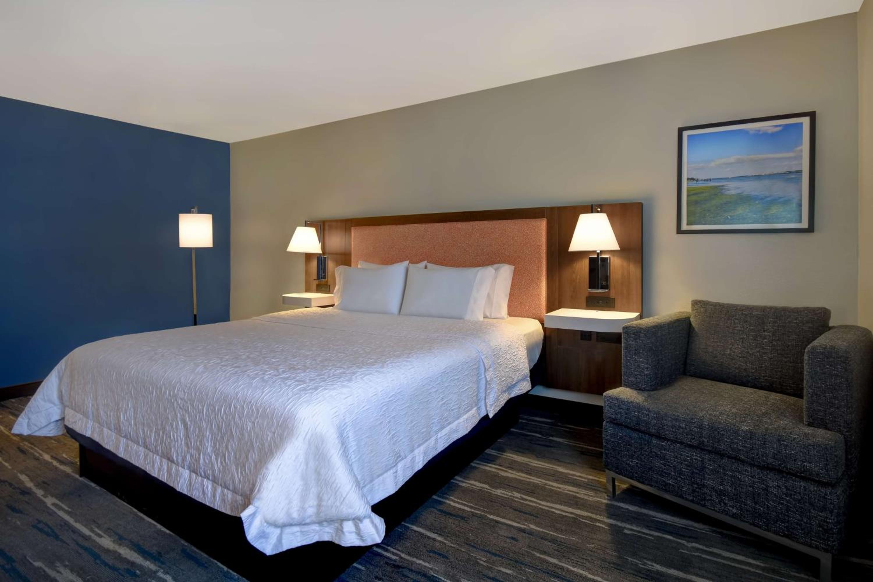 King Room with King Bed - Non-Smoking - Photo 3