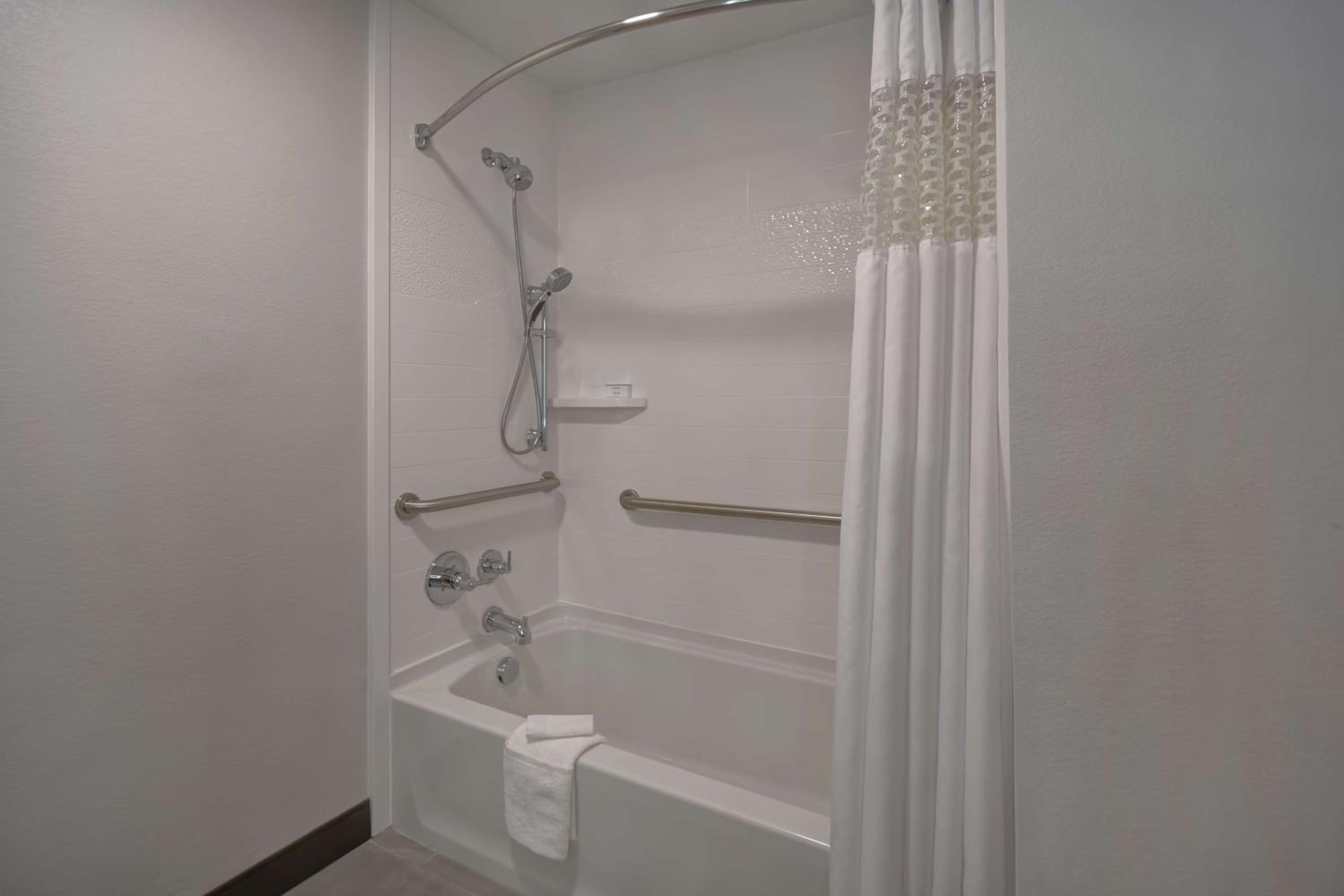 Queen Room with Two Queen Beds - Mobility and Hearing Access/Non-Smoking - Photo 3