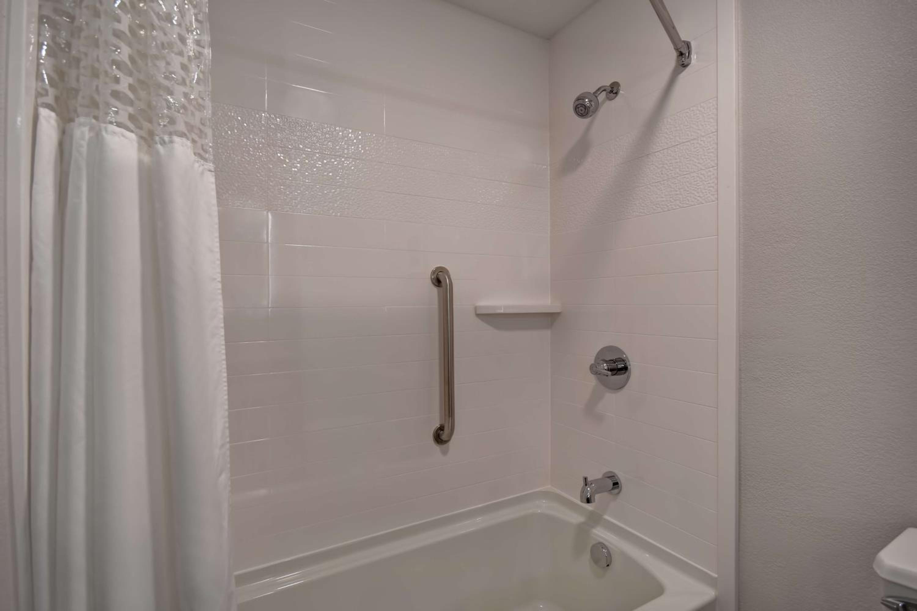 Queen Room with Microwave and Refrigerator - Non-Smoking - Photo 4