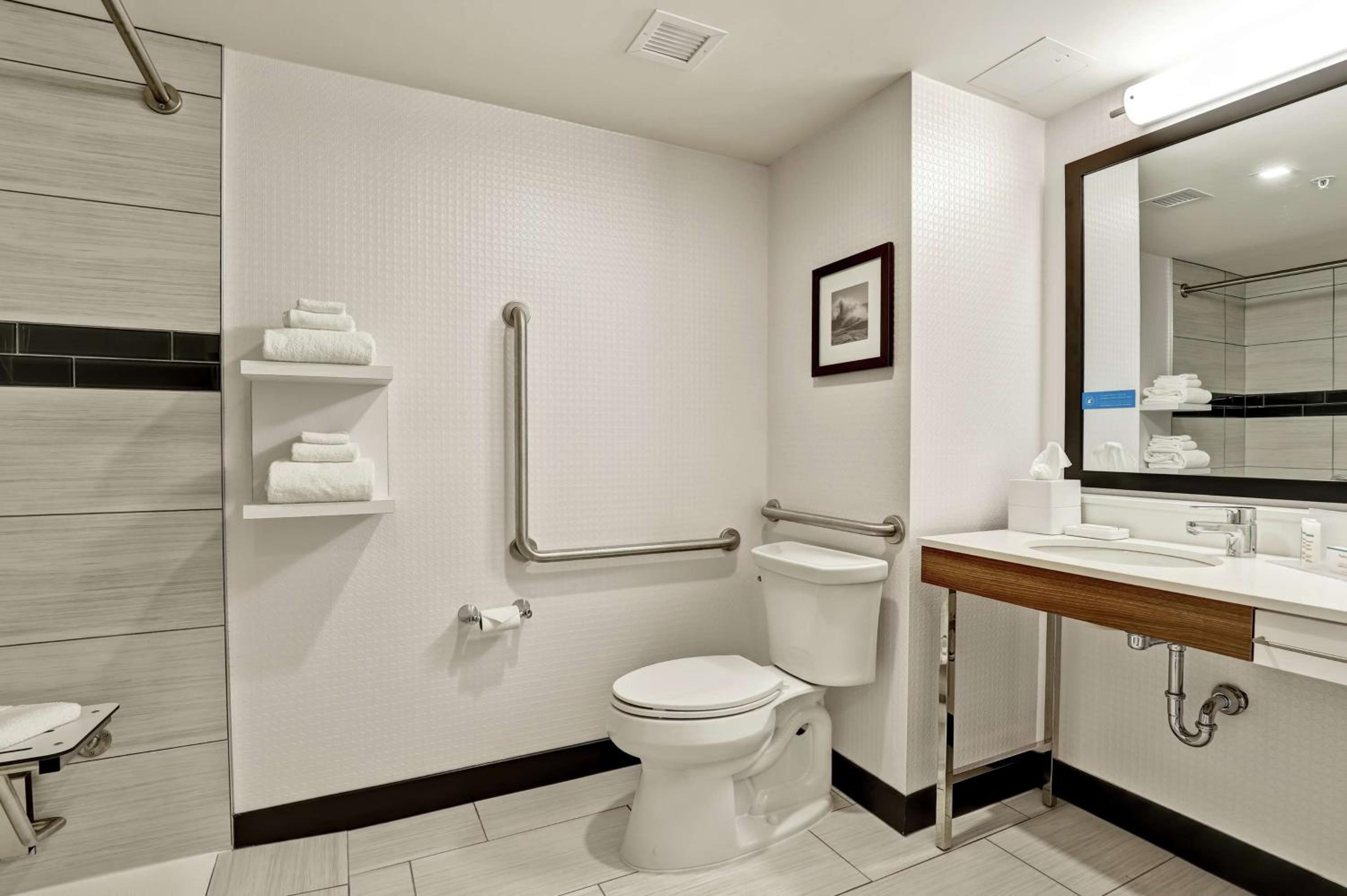 Queen Room with Two Queen Beds and Roll-In Shower - Mobility Access photo 3