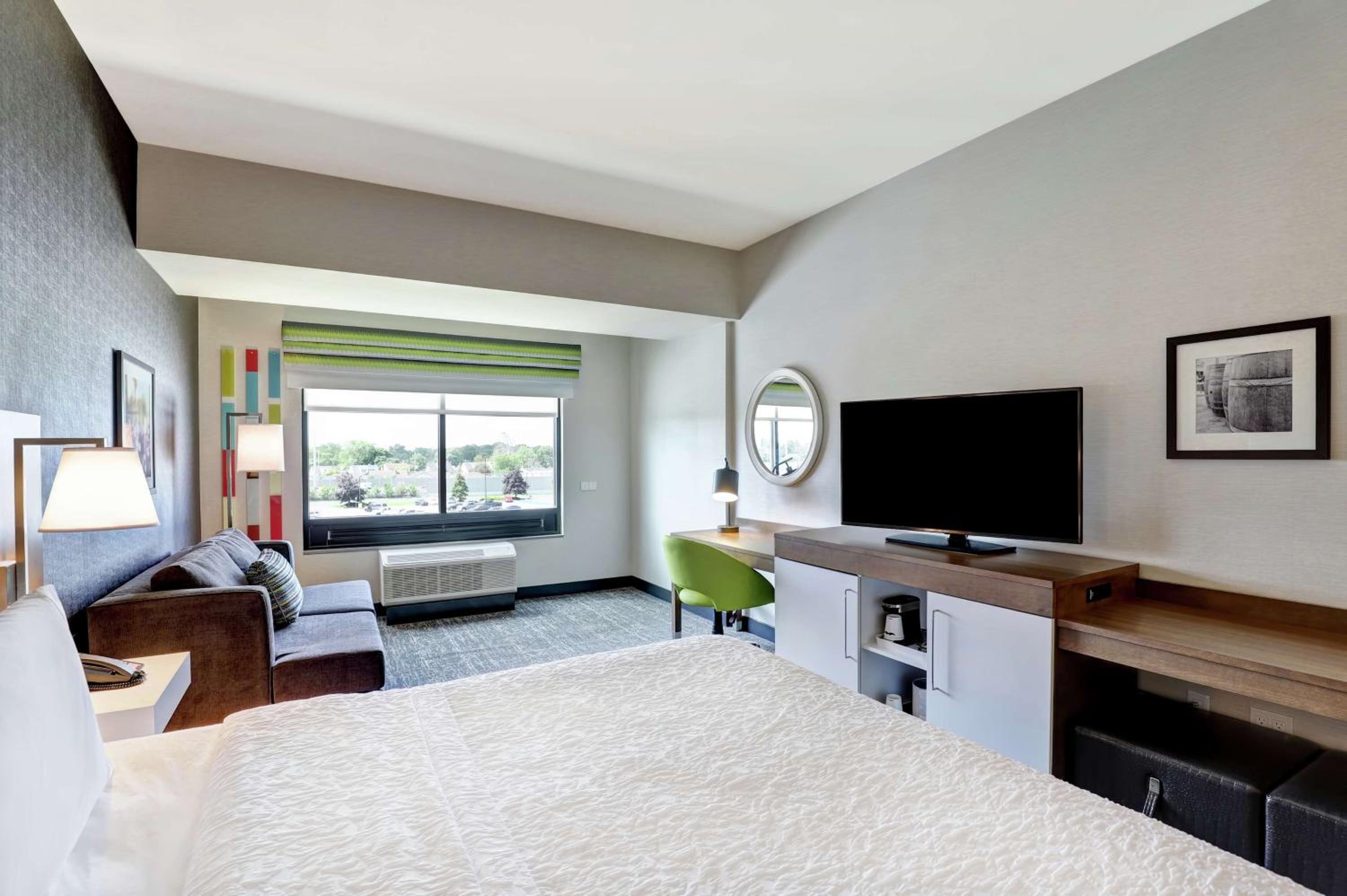 King Room with Roll-in Shower - Mobility Accessible/Non-Smoking photo 2