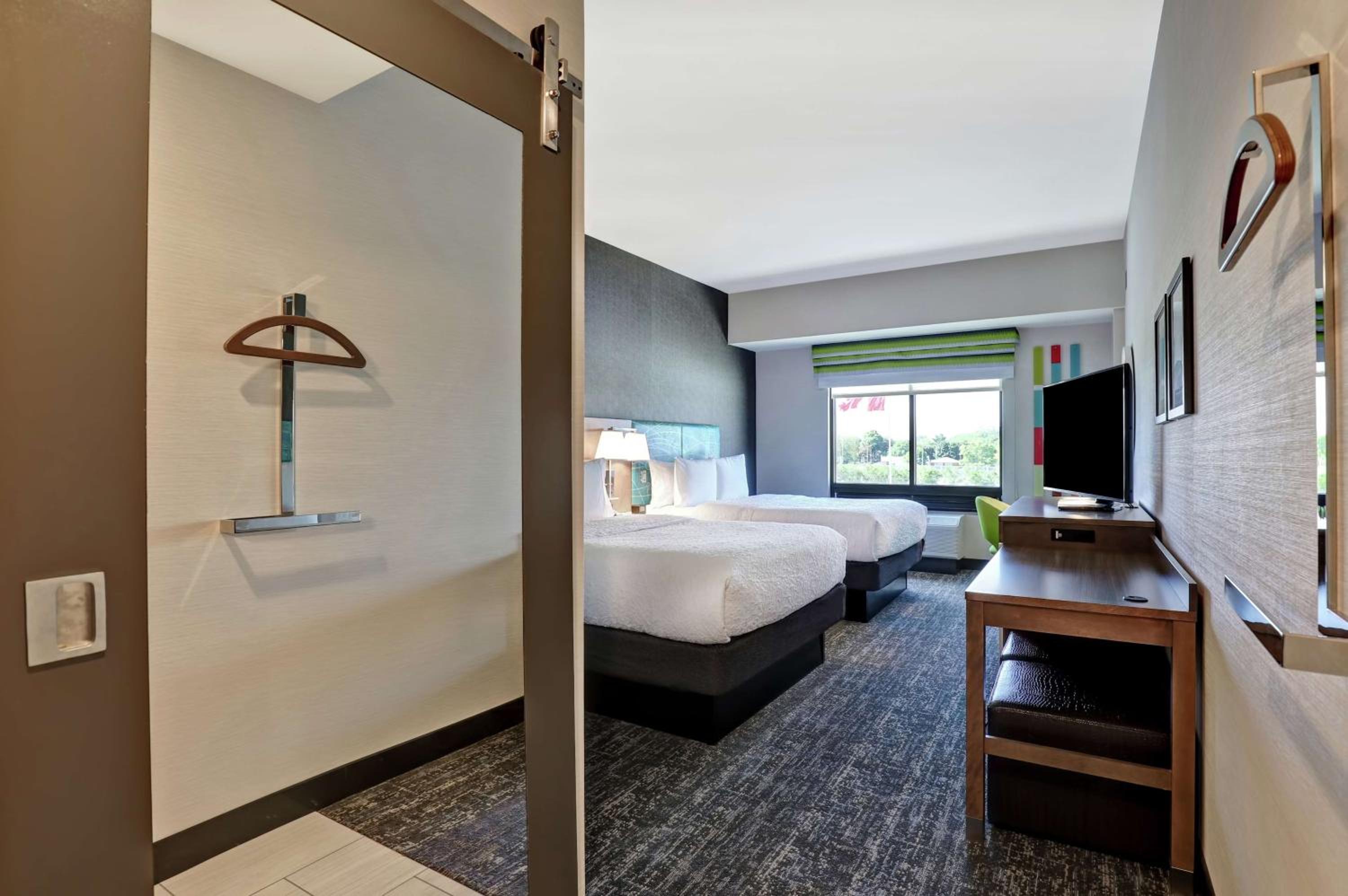 Queen Room with Two Queen Beds - Non-Smoking photo 1