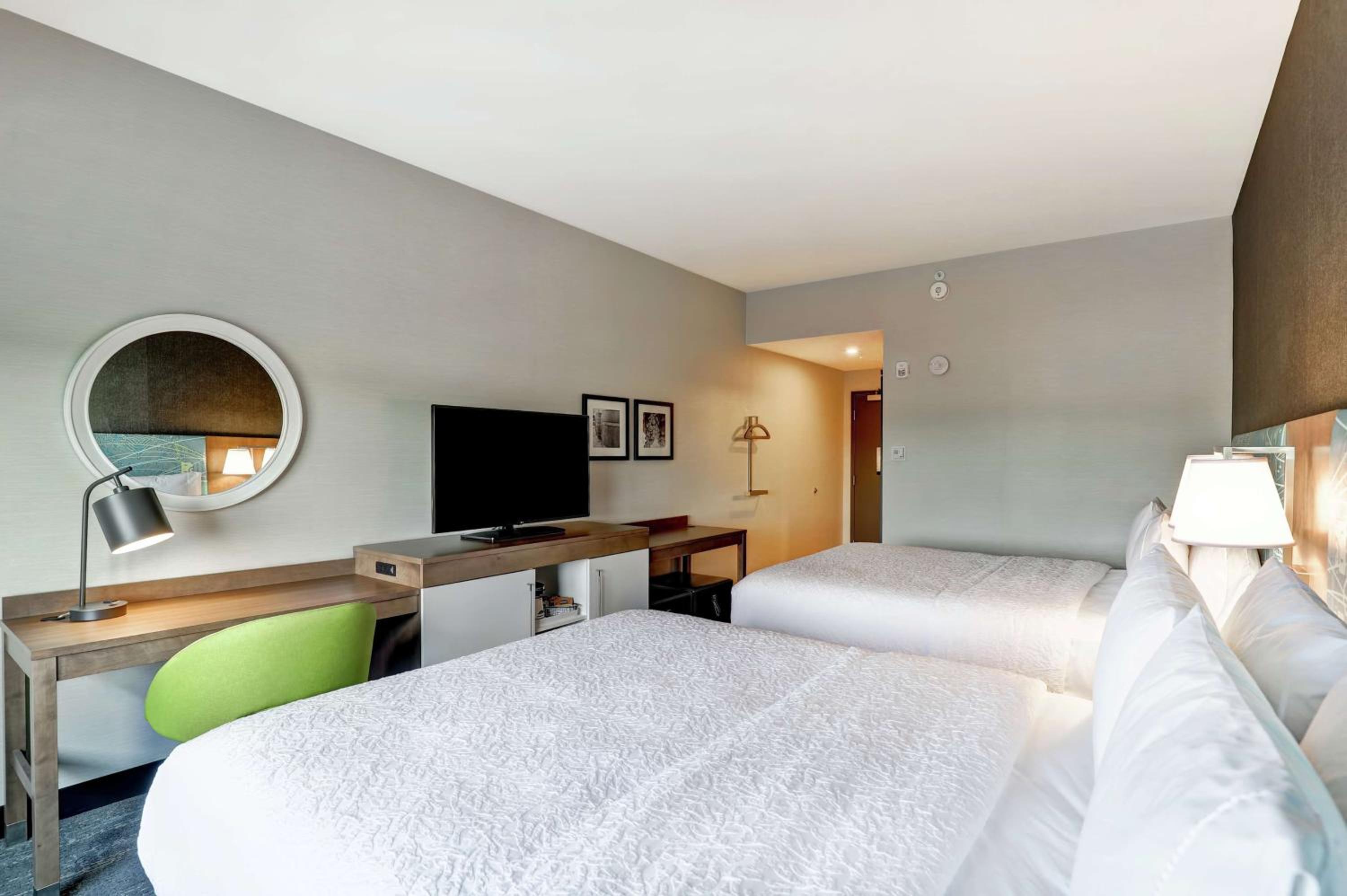 Queen Room with Two Queen Beds - Non-Smoking photo 3