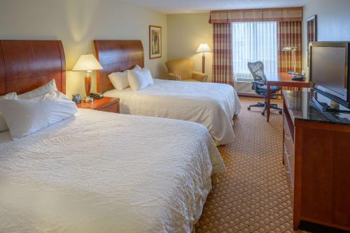 Queen Room with Two Queen Beds photo 2