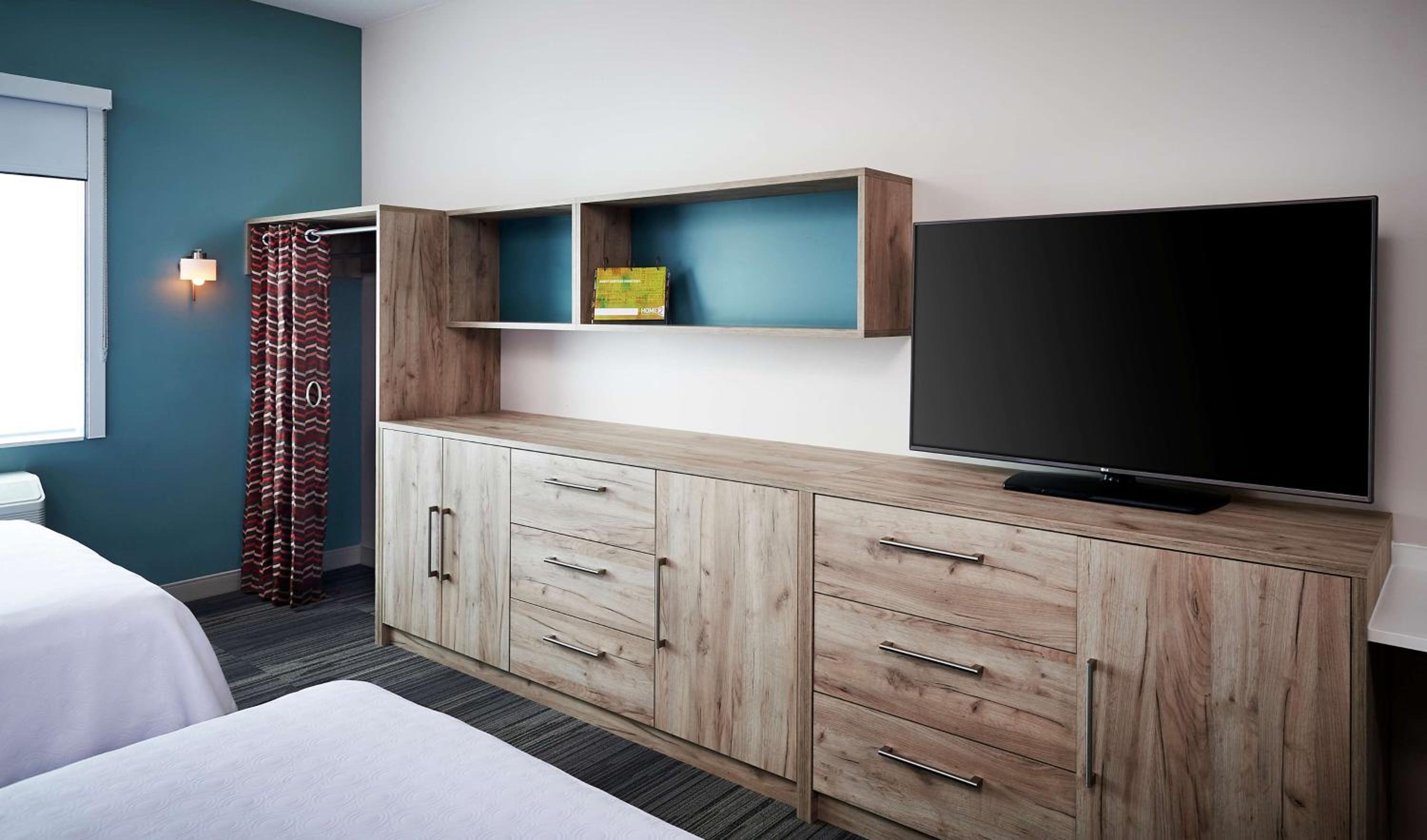 Queen Studio with Two Queen Beds - Non-Smoking - Photo 3
