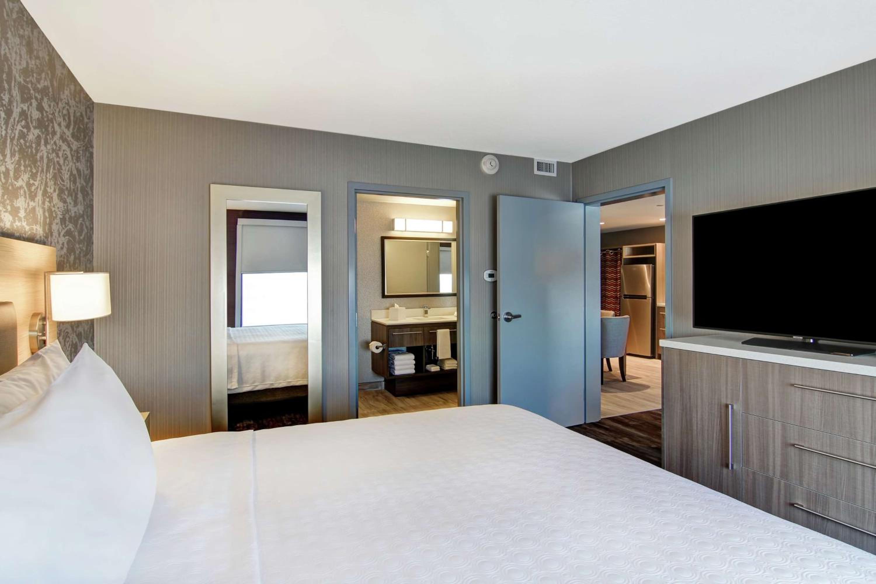 One-Bedroom King Suite - Non-Smoking