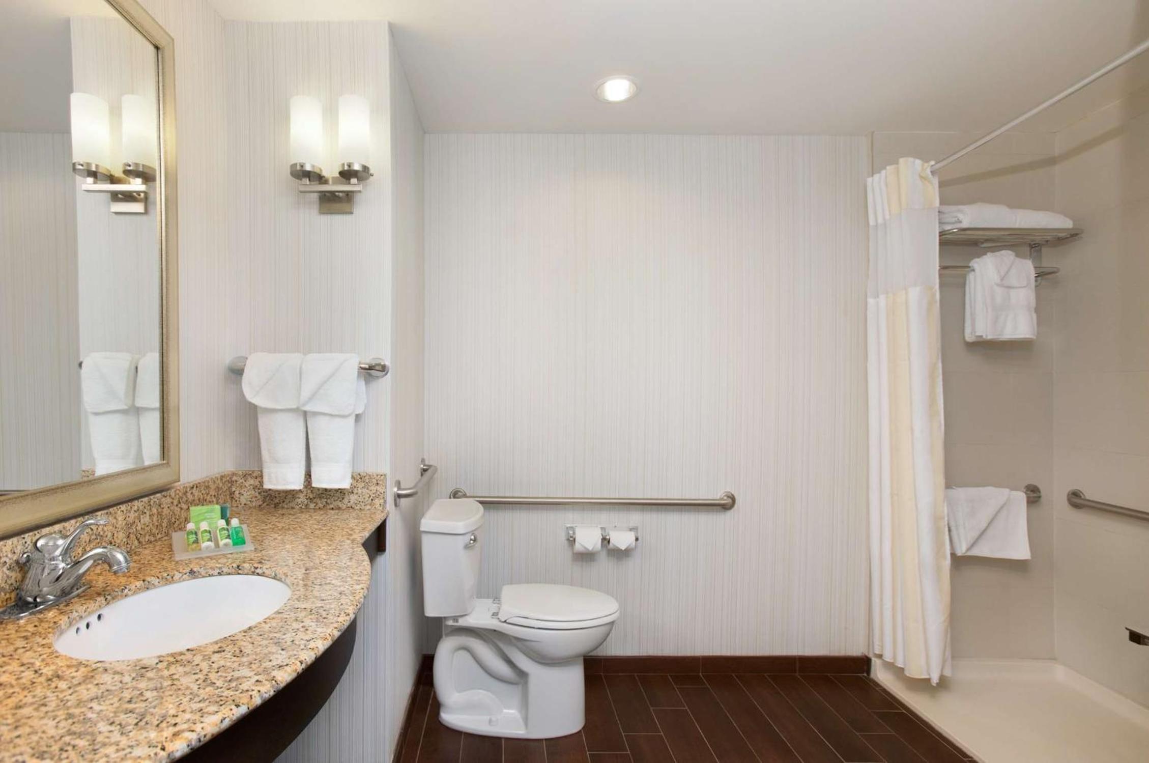 Evolution King Room - Disability Access - Photo 3