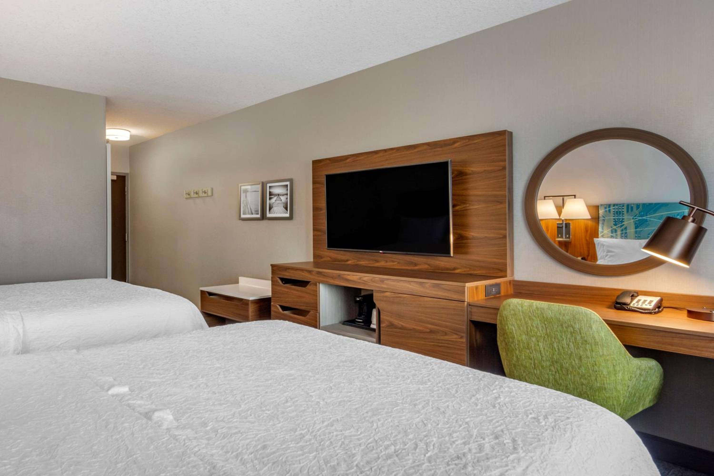 Room with Two Queen Beds - Non-Smoking - Photo 4