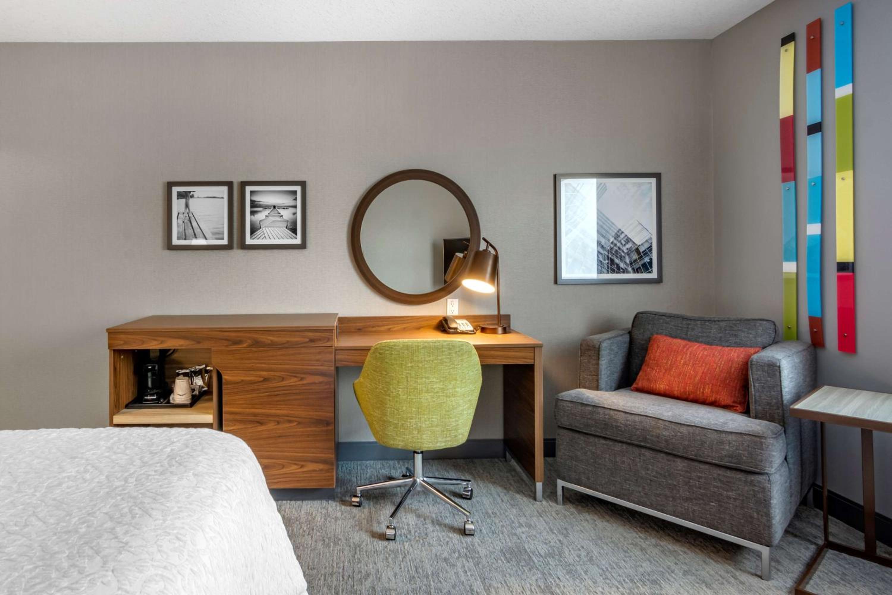 King Room with King Bed - Non-Smoking - Photo 2