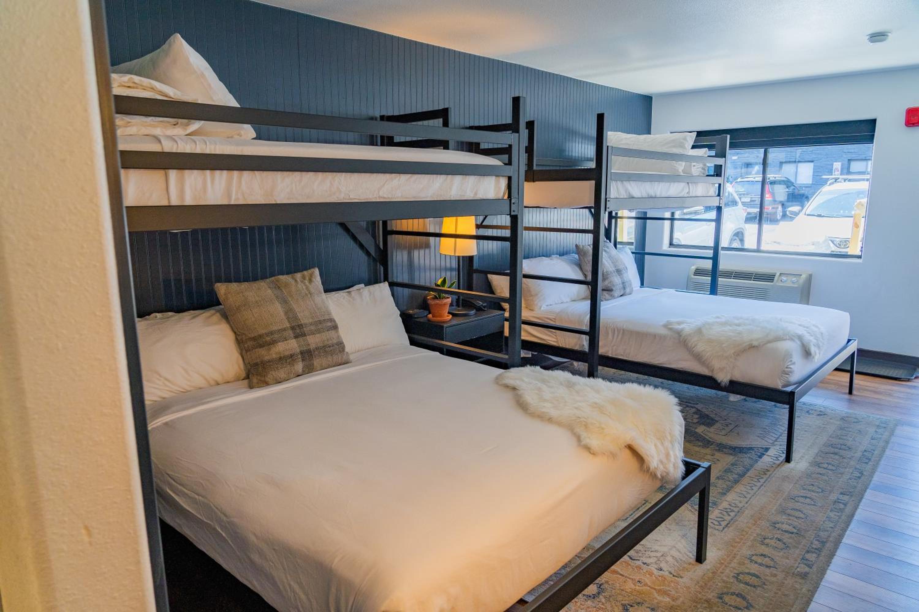 Premium | Double Queen + Twin Bunks