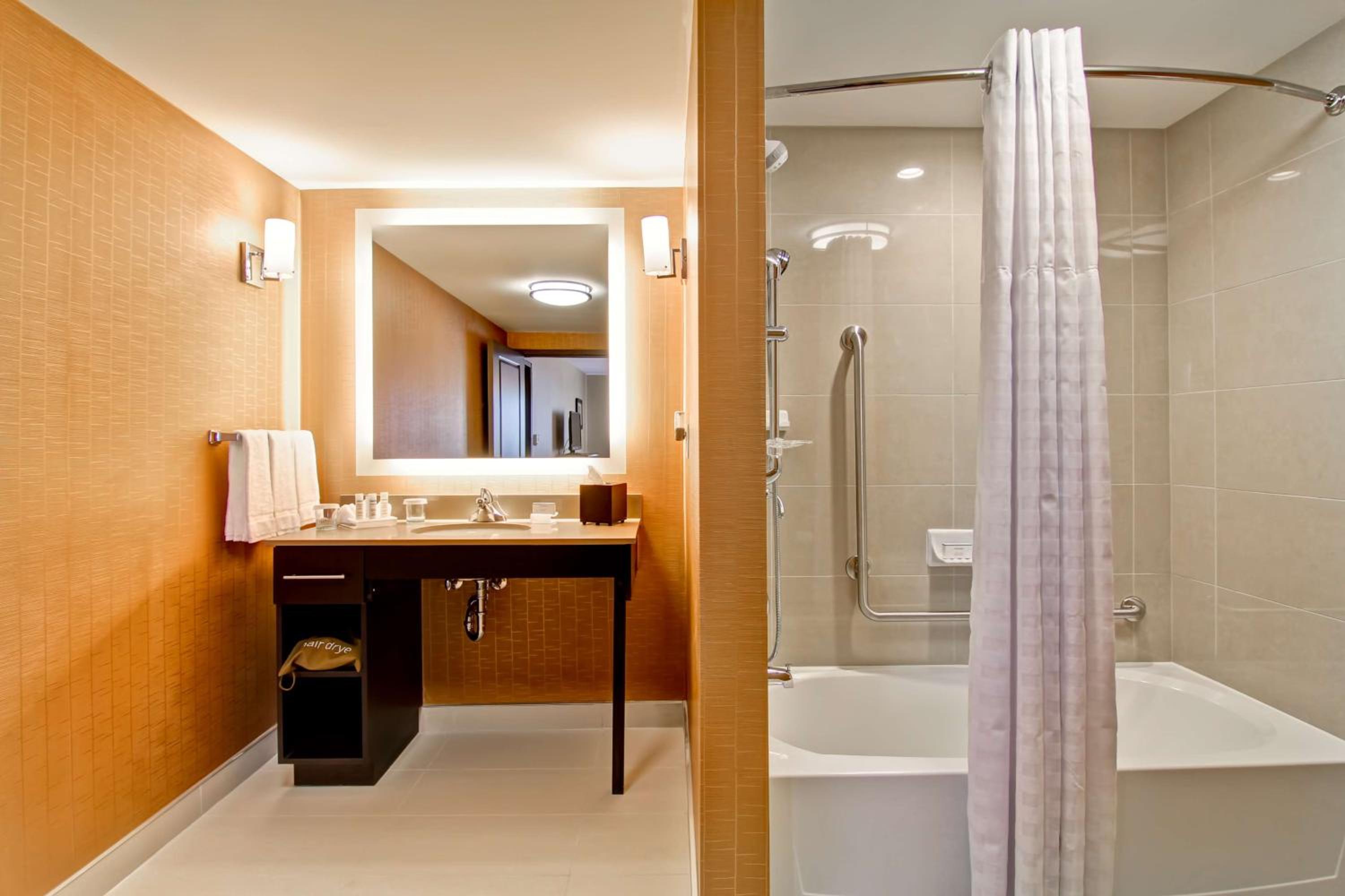 King Suite - Hearing Access/Non-Smoking photo 3