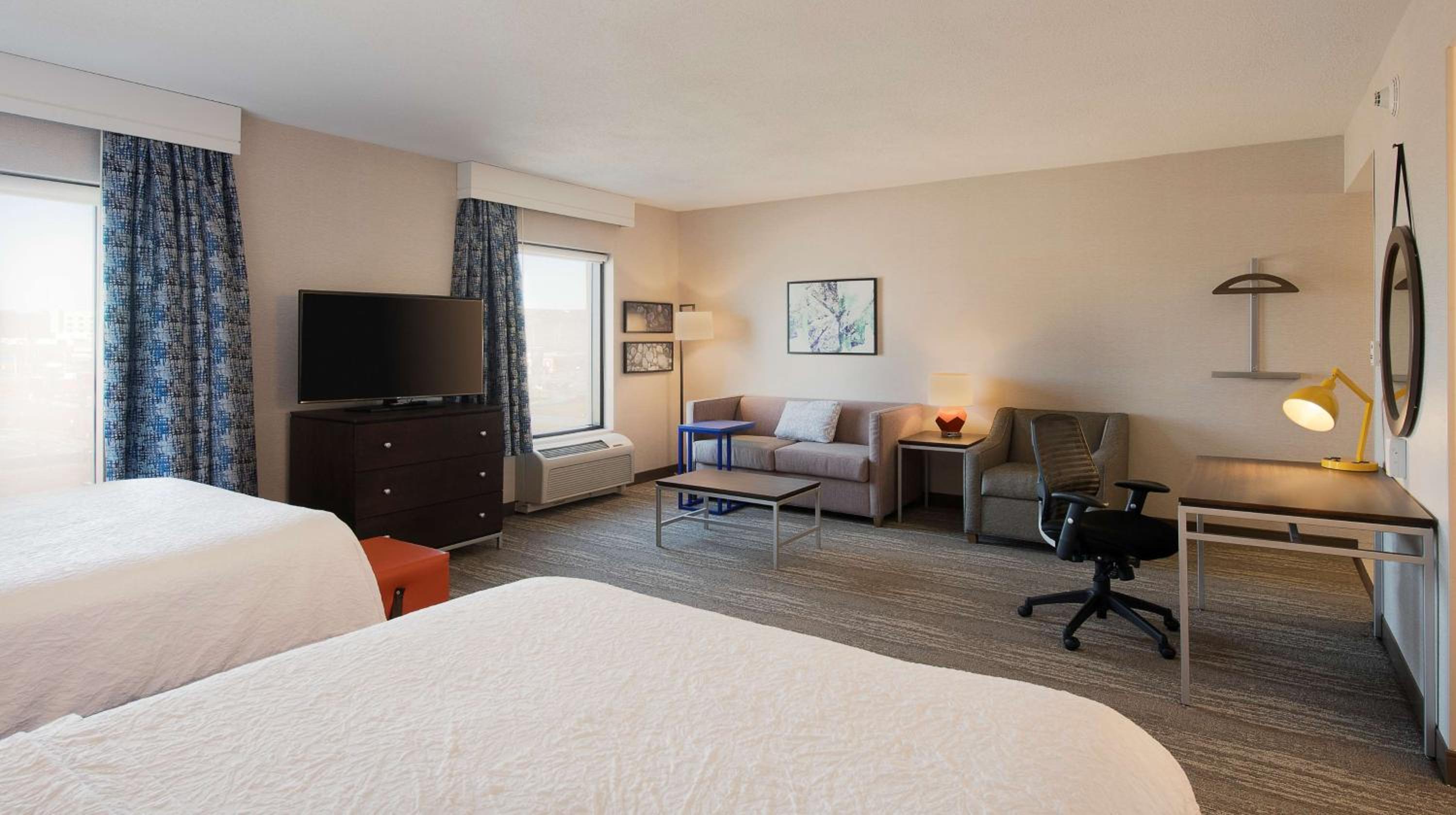 Queen Studio Suite with Two Queen Beds - Non-Smoking - Photo 6