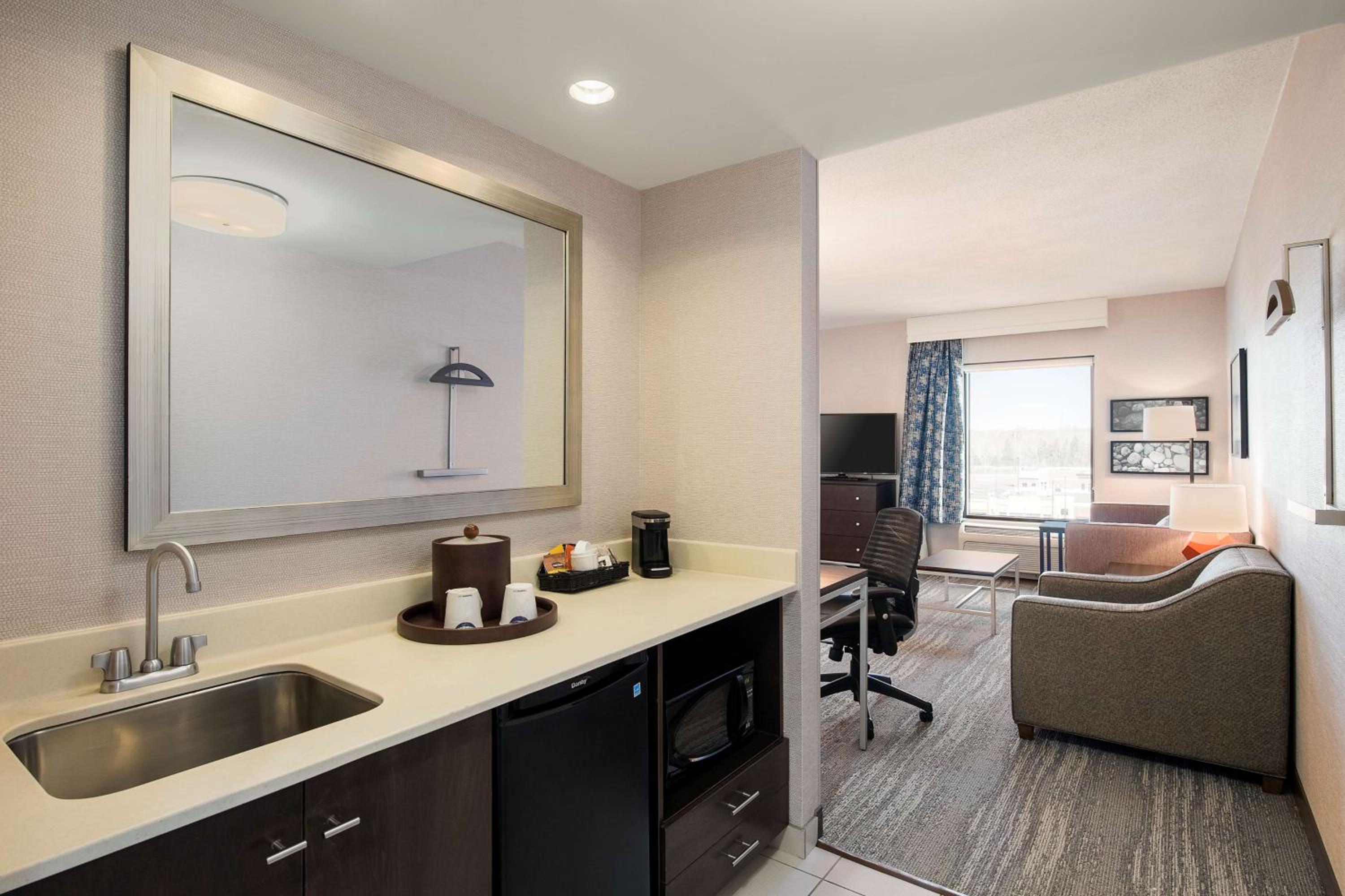 Queen Studio Suite with Two Queen Beds - Non-Smoking - Photo 3