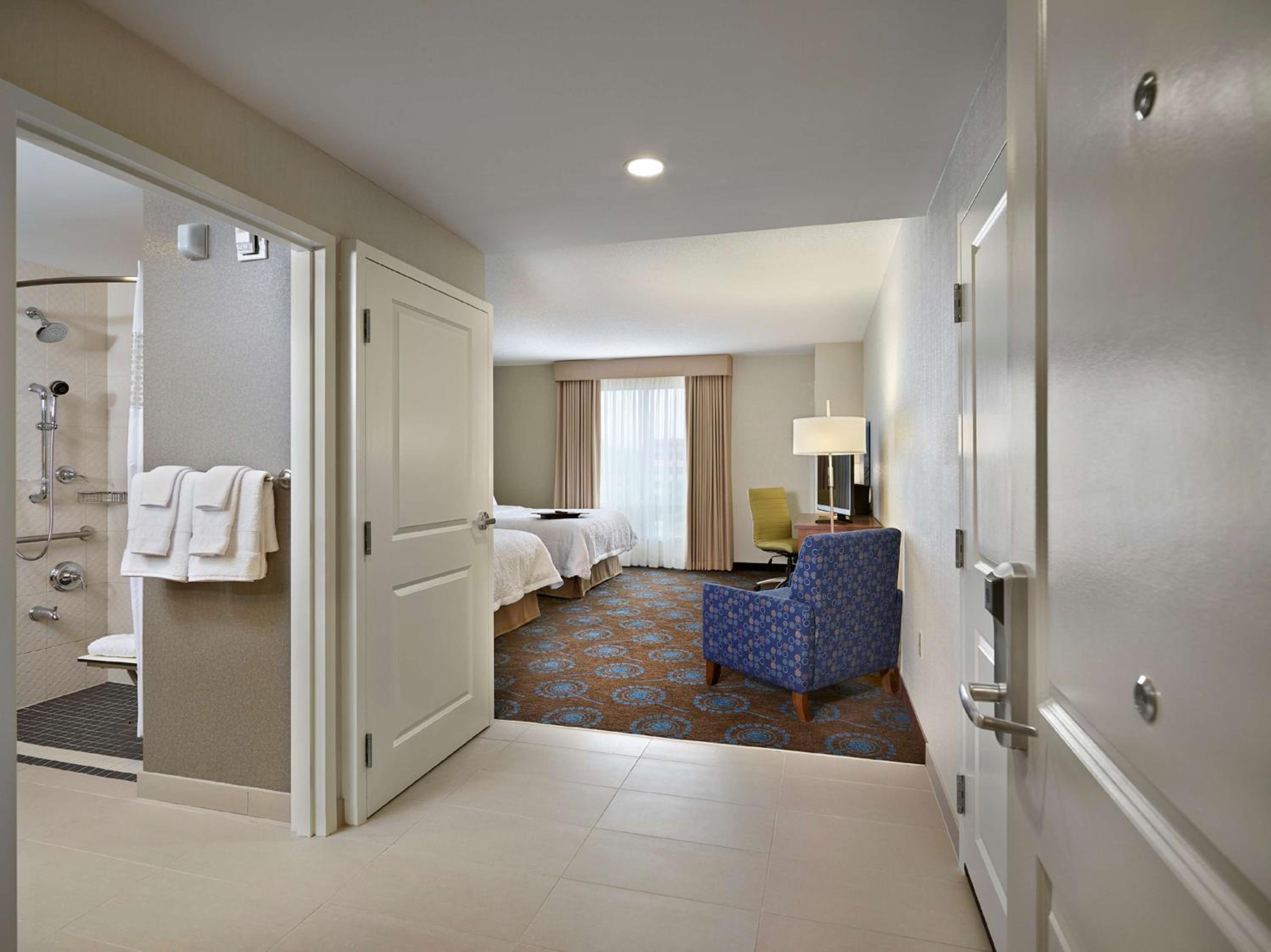 Queen Room with Two Queen Beds - Hearing Access/Non-Smoking - Photo 4