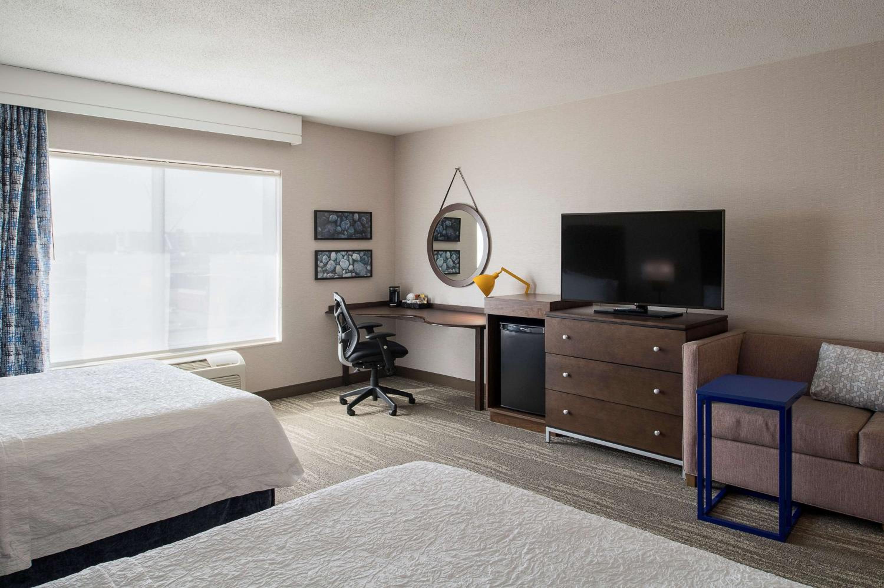 Queen Room with Two Queen Beds - Disability Access/Non-Smoking - Photo 2
