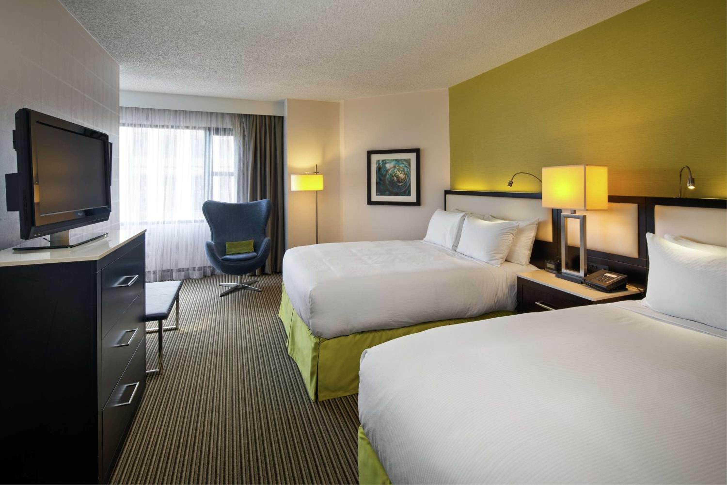 One-Bedroom Queen Suite with Two Queen Beds, Sofa Bed and Harbour View