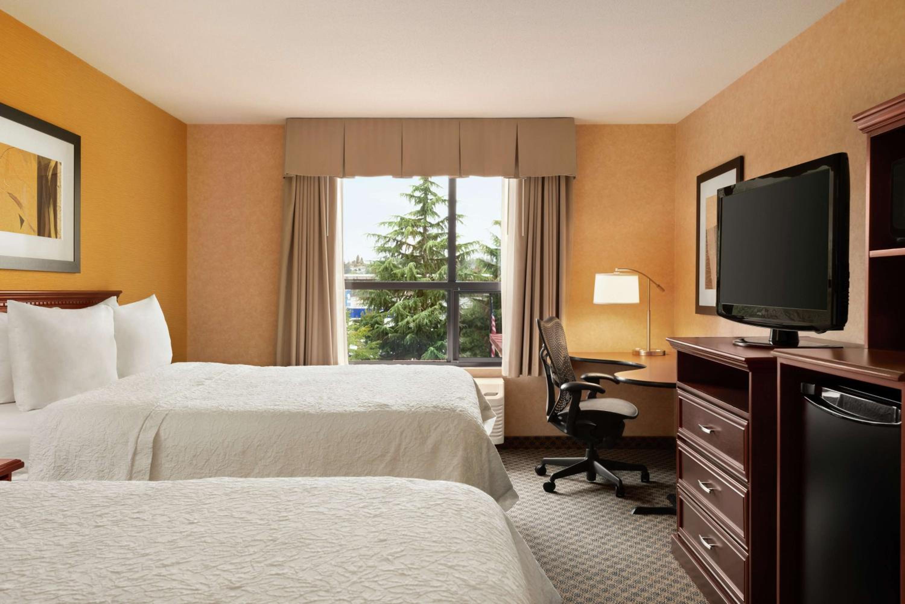 Room with Two Queen Beds - Non-Smoking - Photo 2