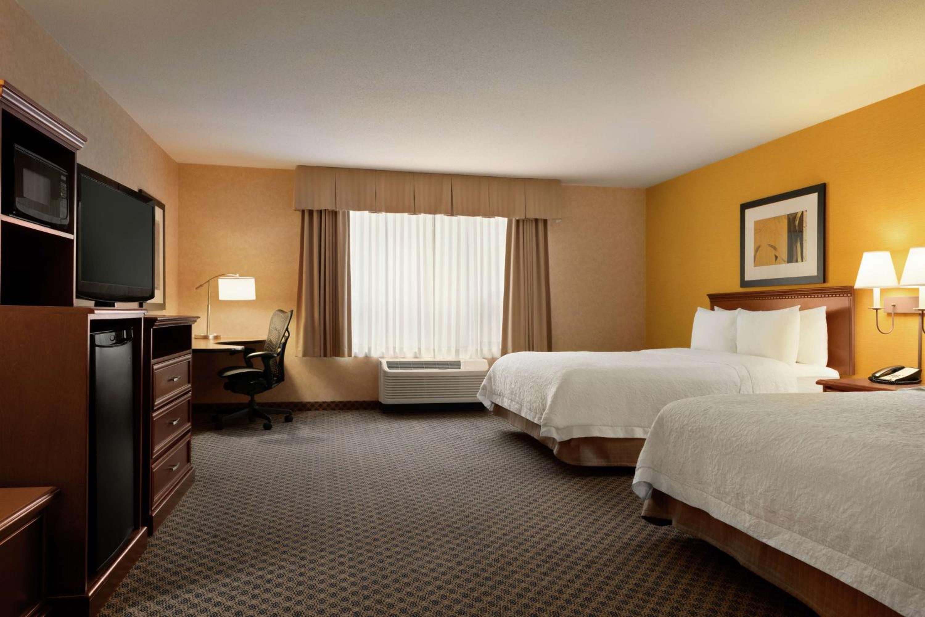 Room with Two Queen Beds - Non-Smoking - Photo 1