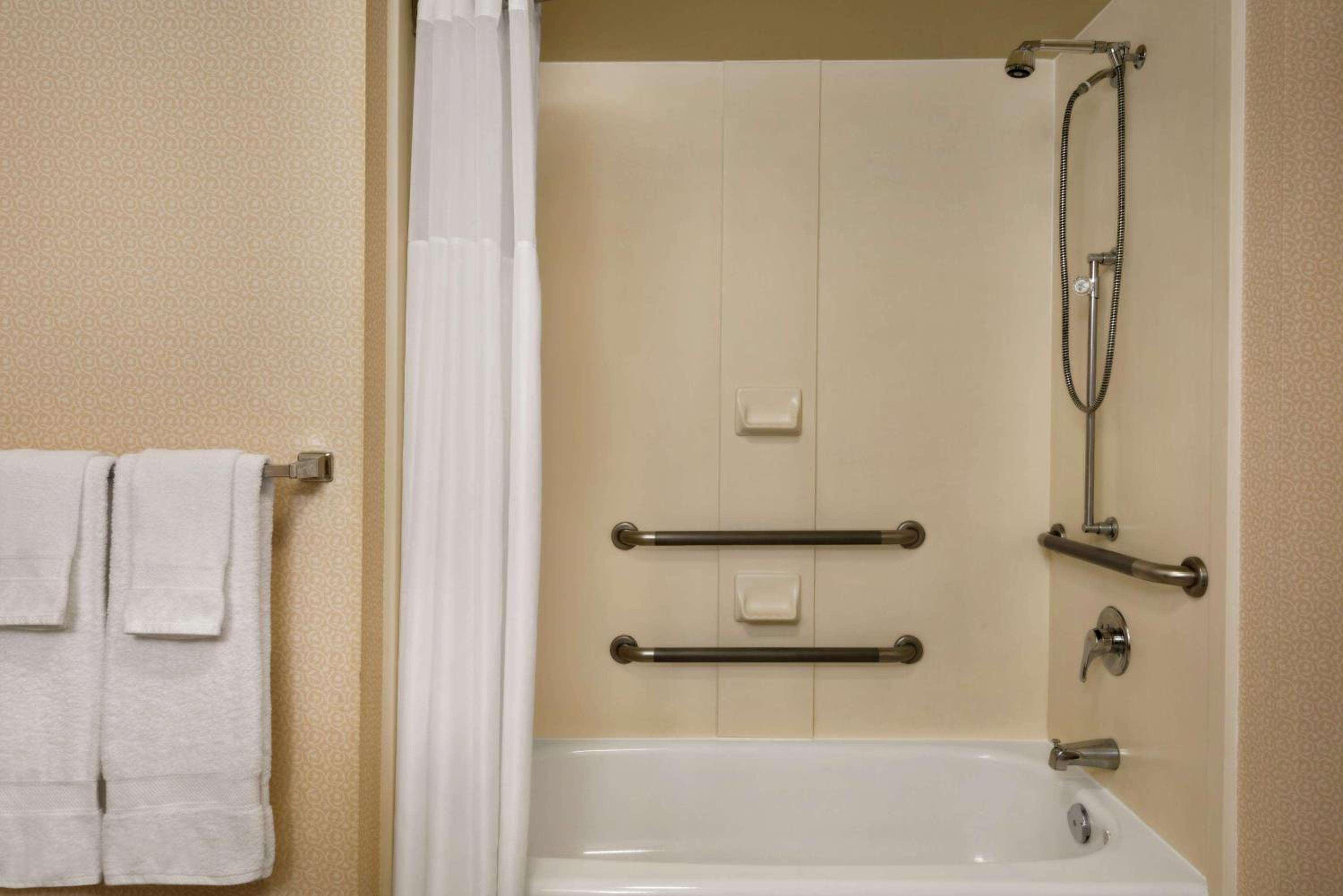 Queen Room with Two Queen Beds - Disability Access/Non-Smoking - Photo 3