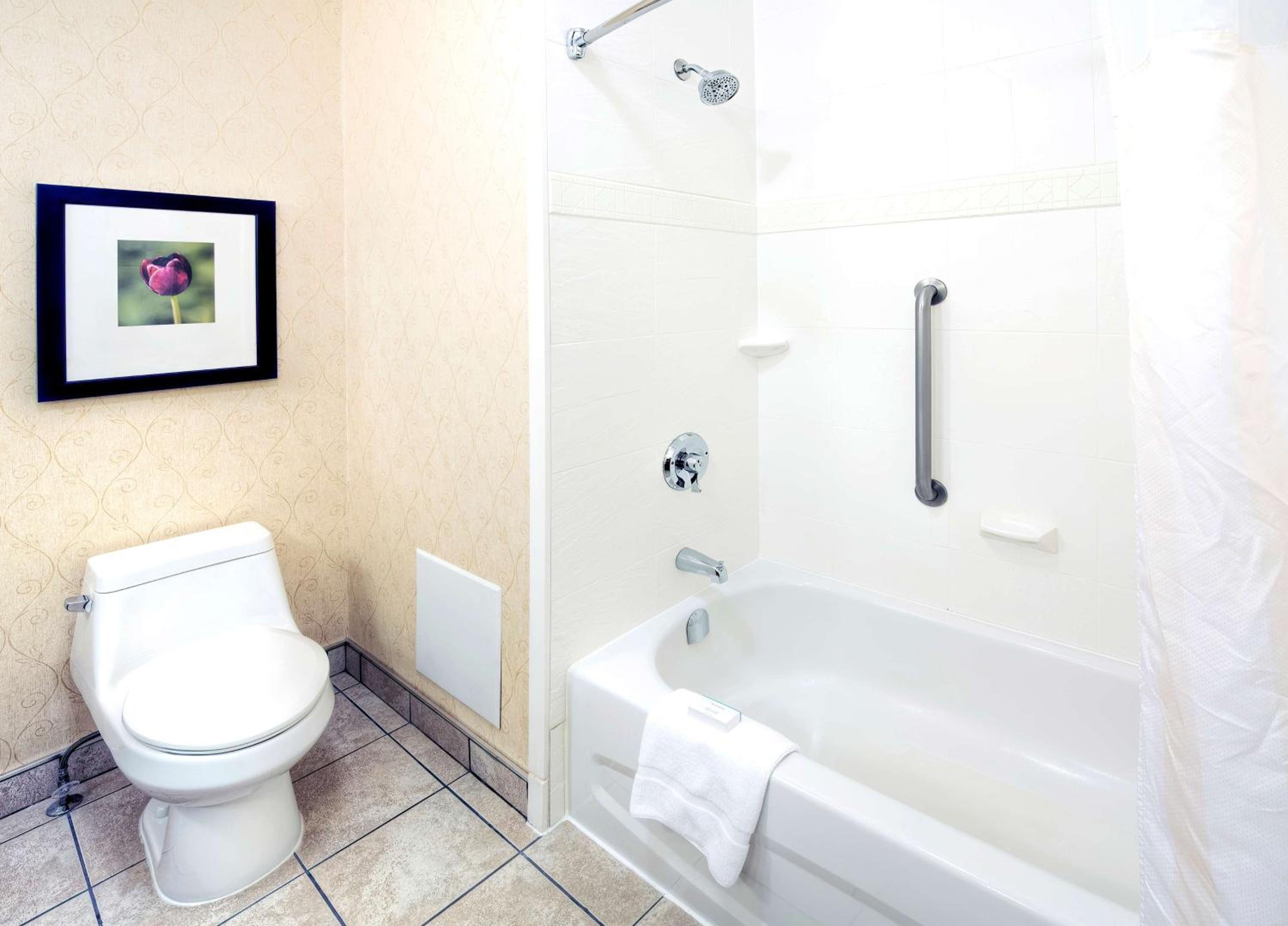 Standard King Room with Bathtub - Photo 3