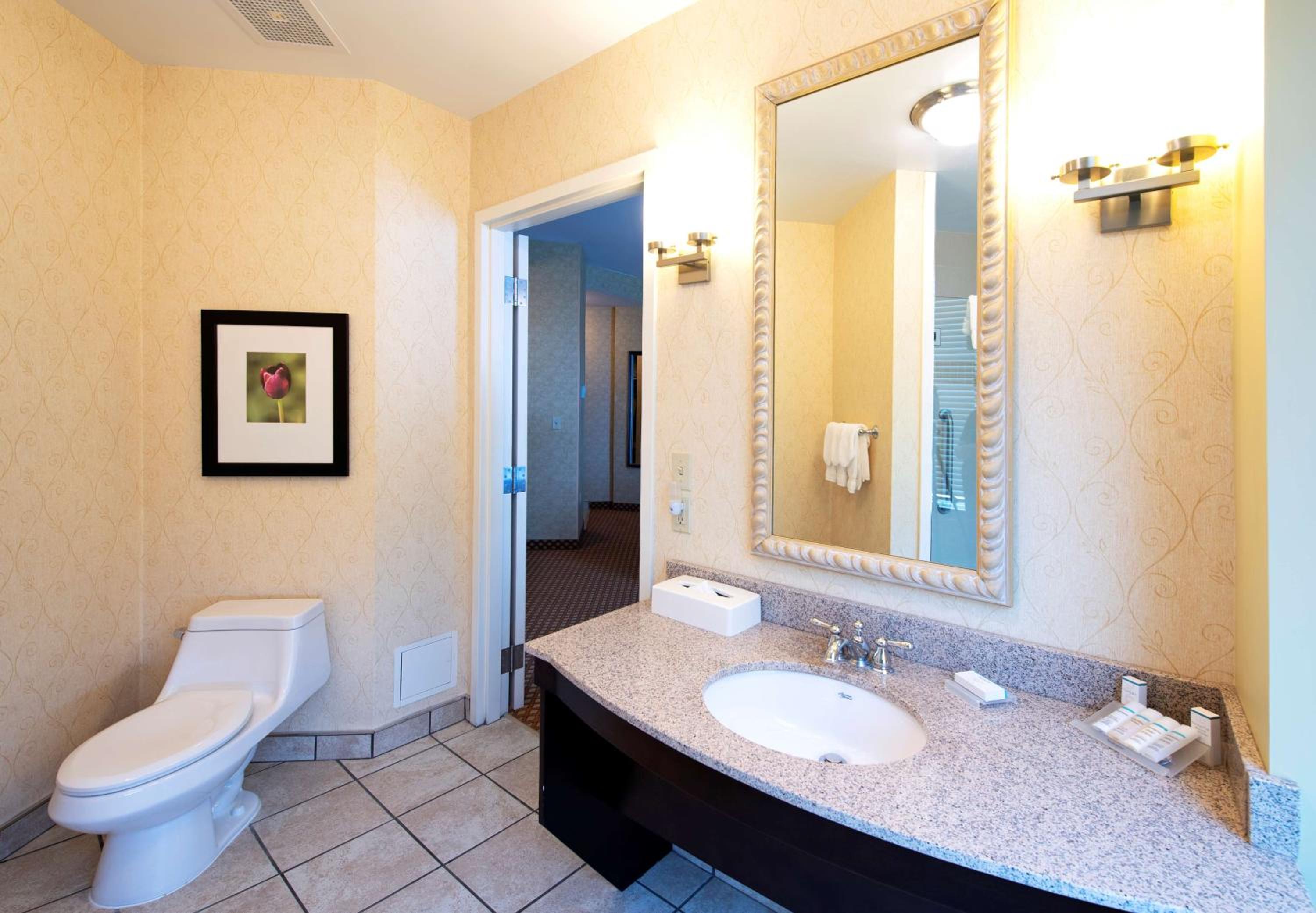 Standard King Room with Walk-In Shower - Photo 2