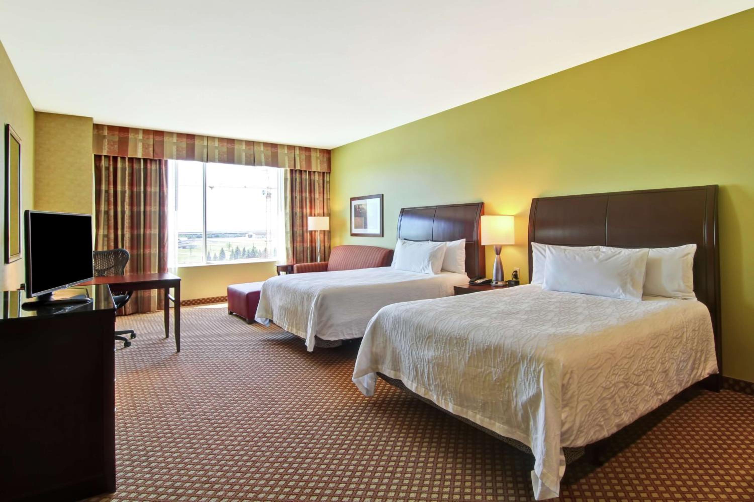 Deluxe Queen Room with Two Queen Beds and Bathtub - Photo 3