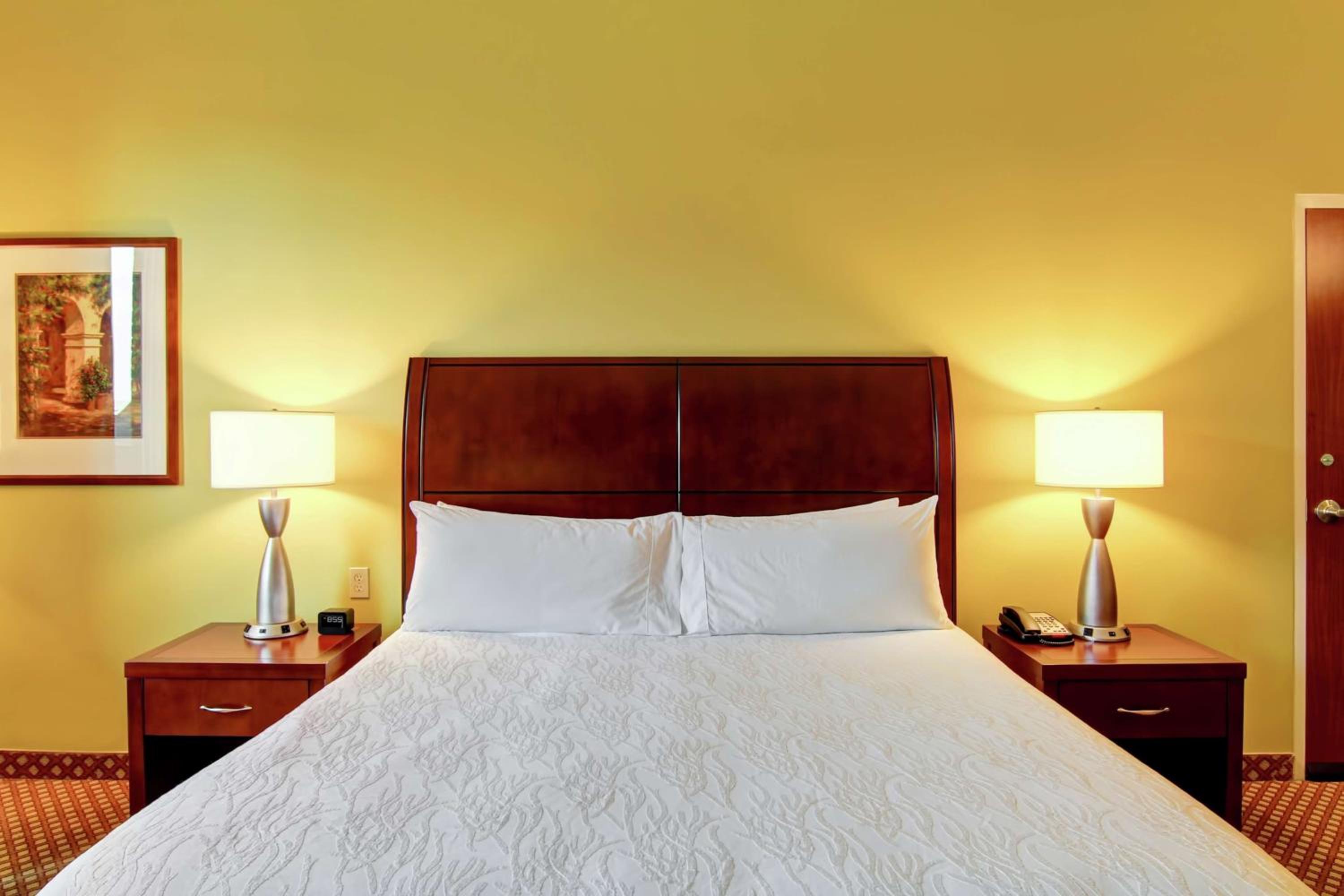 Standard King Room with Bathtub - Photo 4