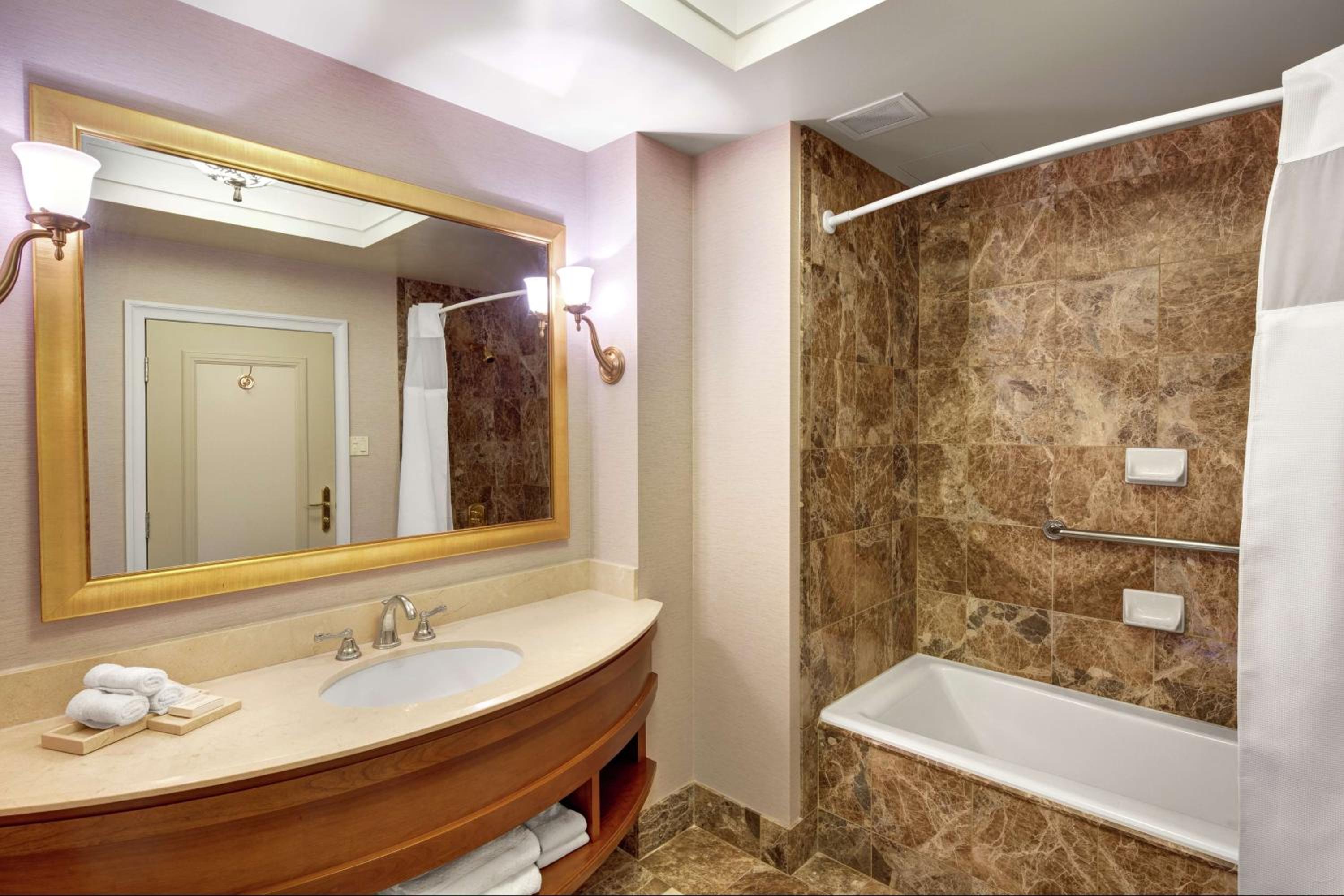 King Room with Lake View - Photo 3