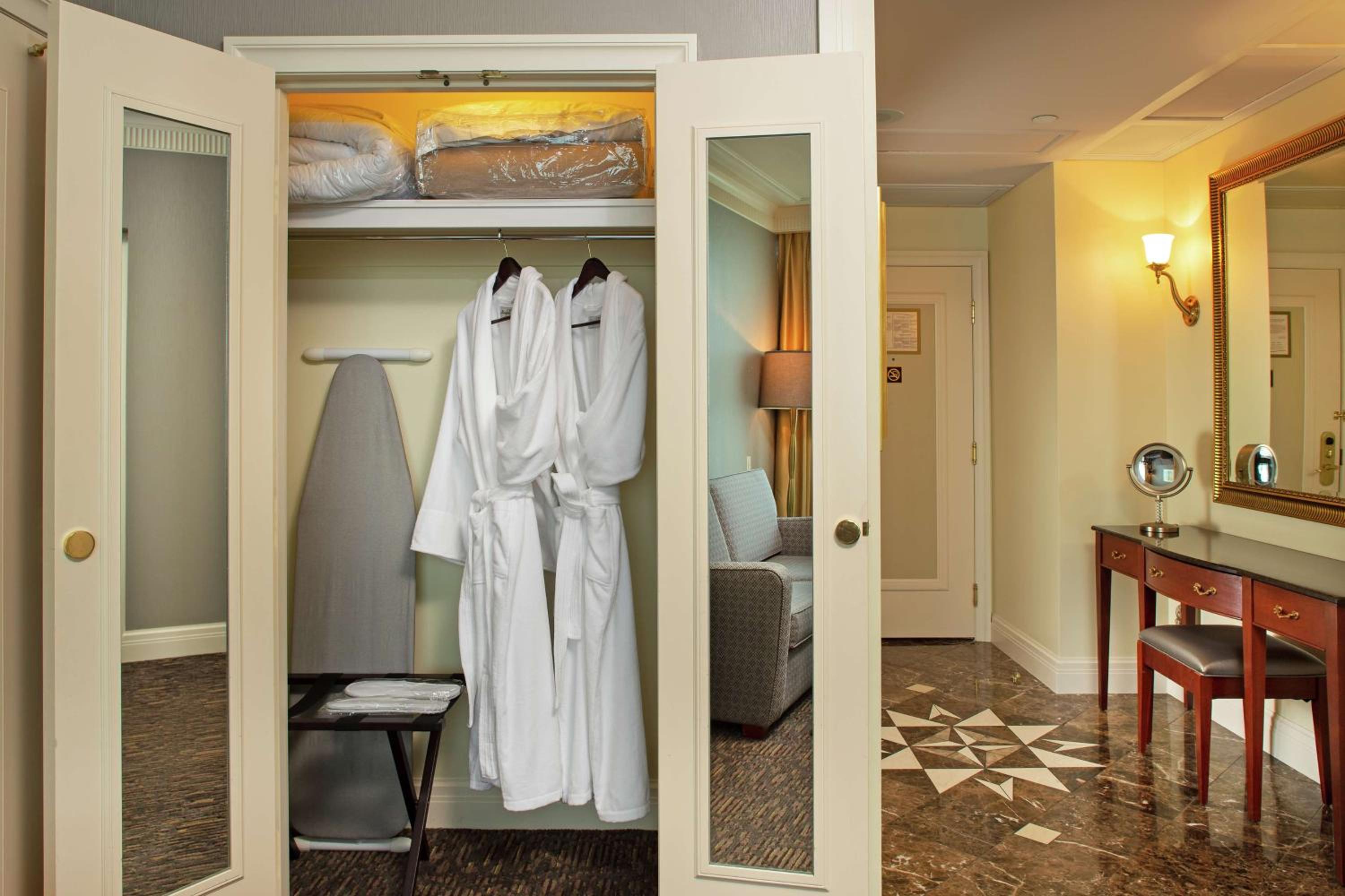 Executive King Suite with Lake View - Photo 2