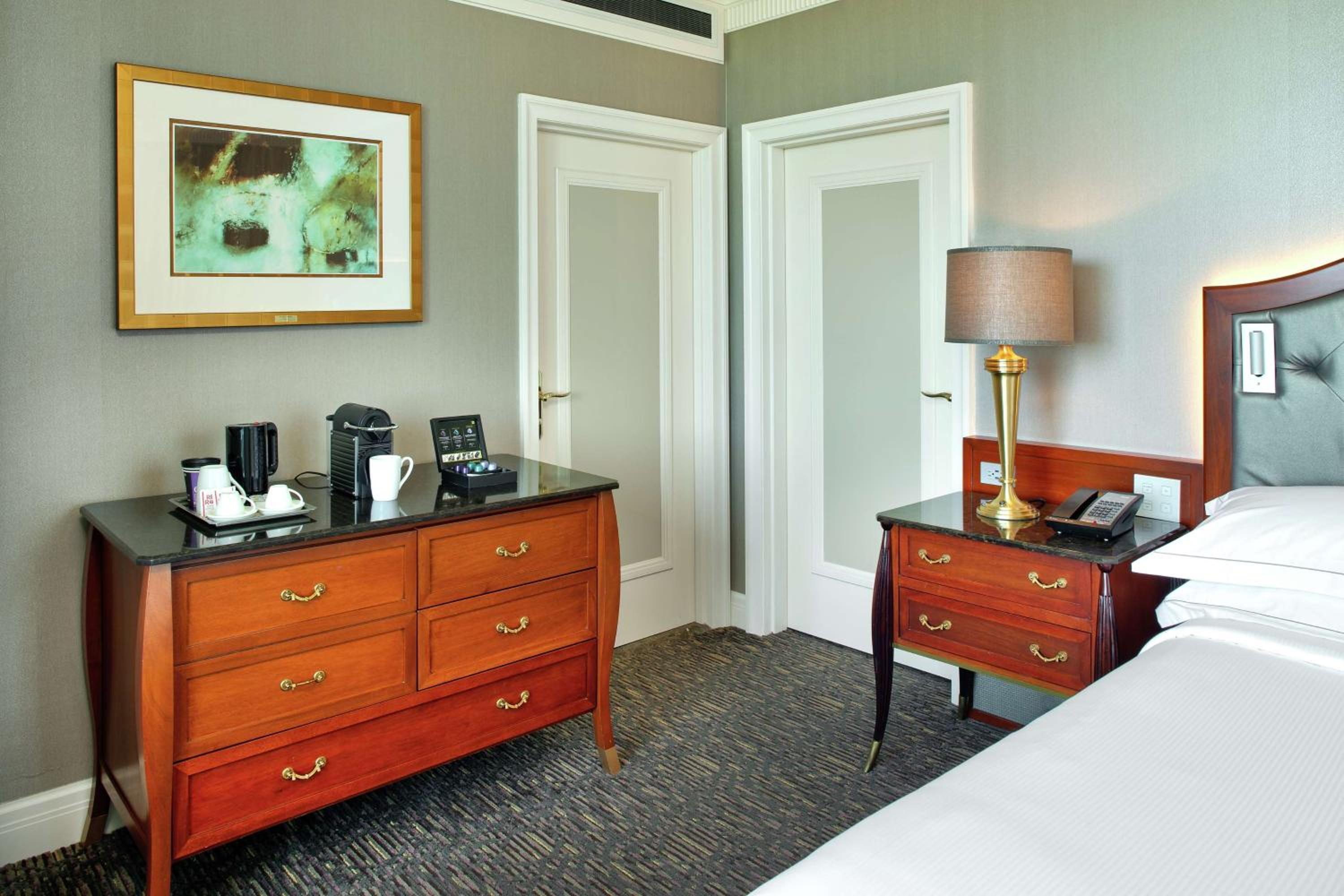 Executive King Suite with Lake View - Photo 3