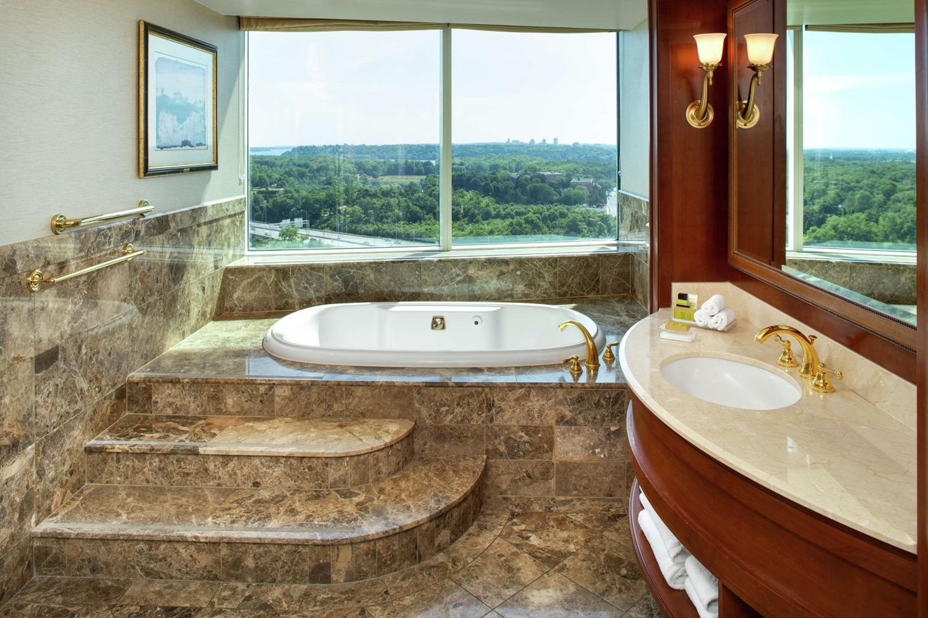 King Suite with Whirlpool - Photo 6