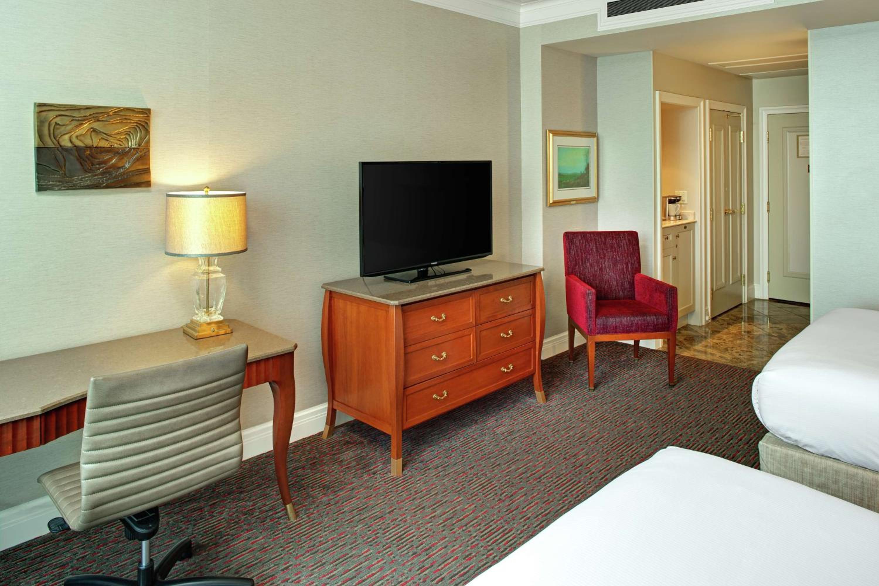 Queen Room with Two Queen Beds and Lake View - Photo 1