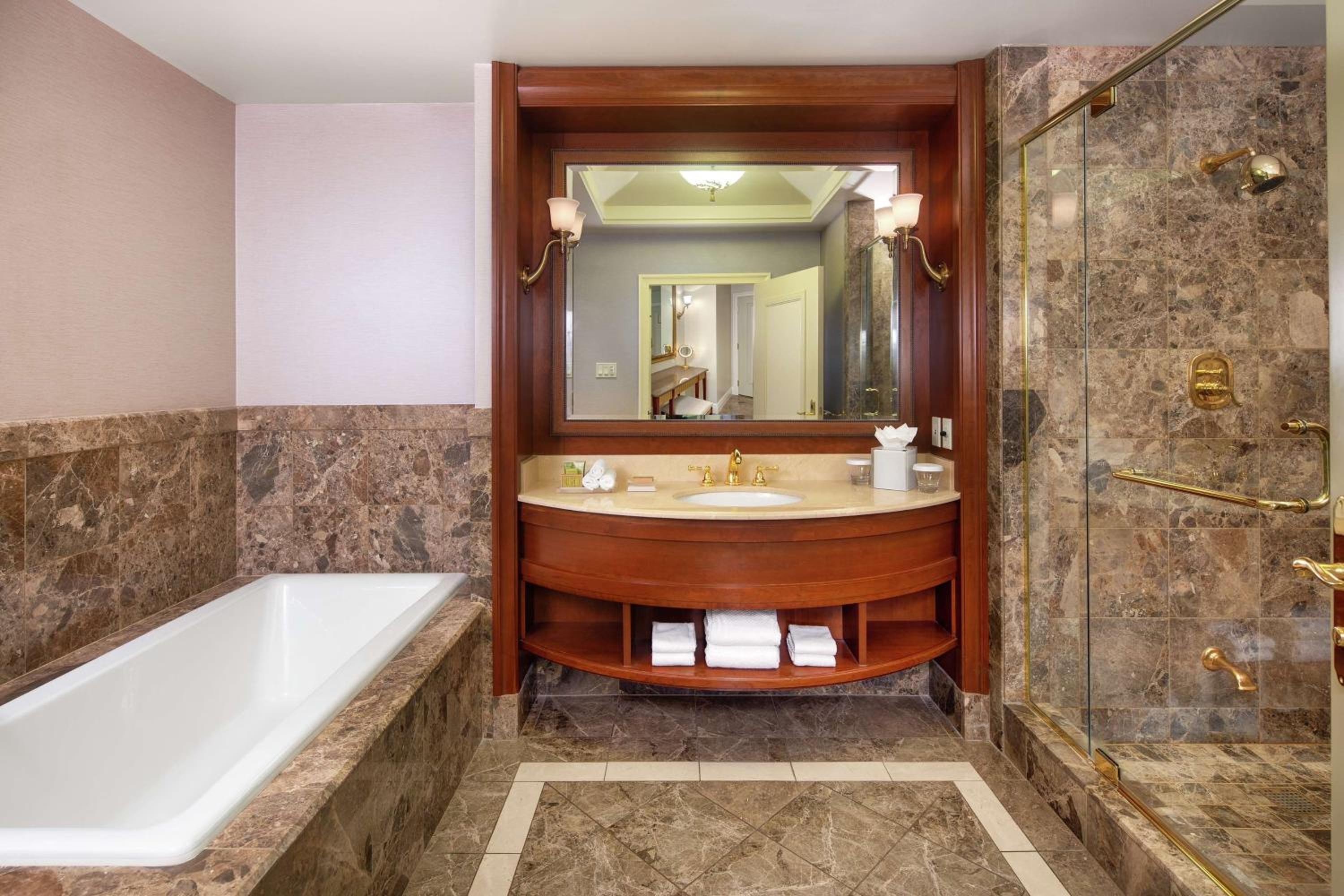 Deluxe King Room with Lake View - Photo 4