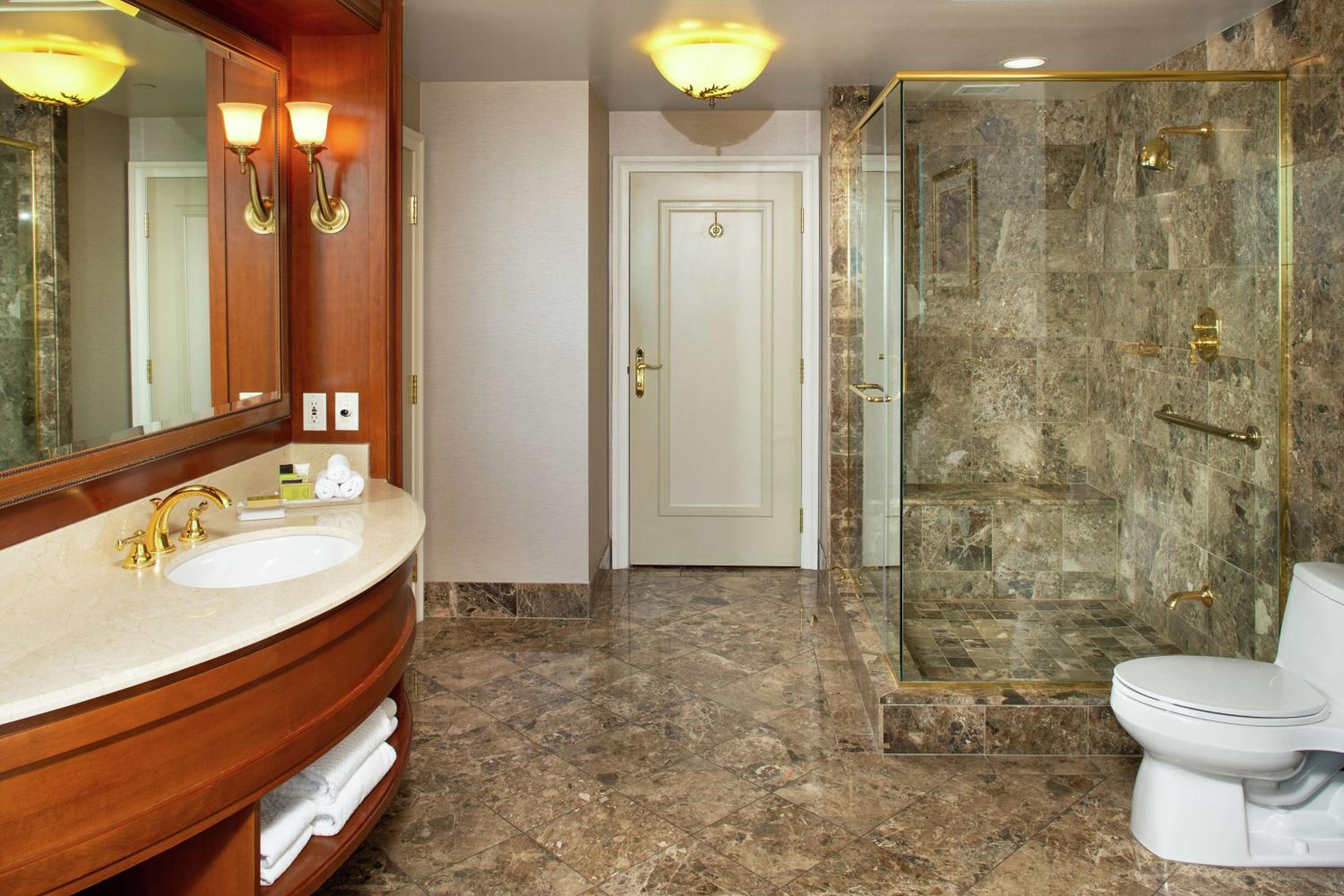 King Suite with Whirlpool - Photo 7