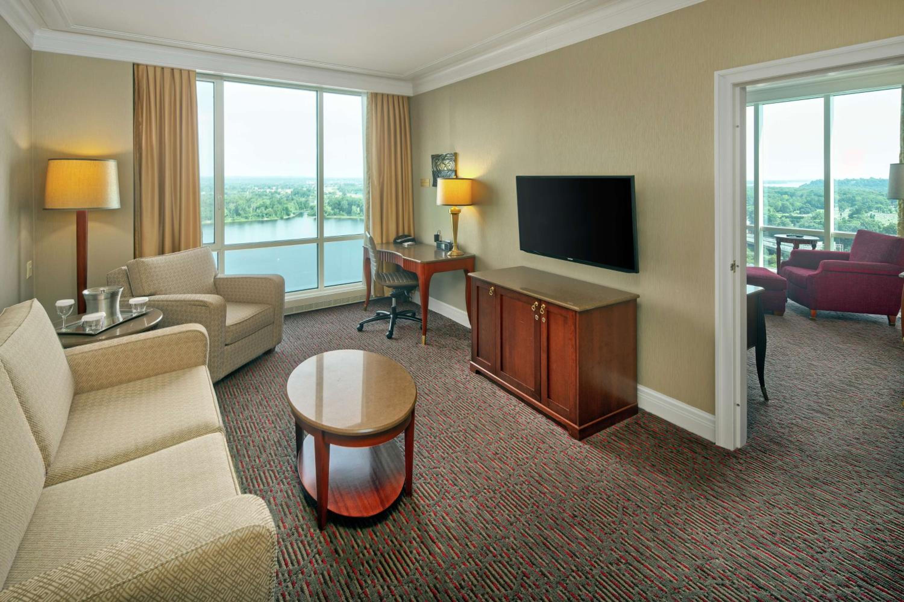 One-Bedroom King Suite with Lake View - Photo 5