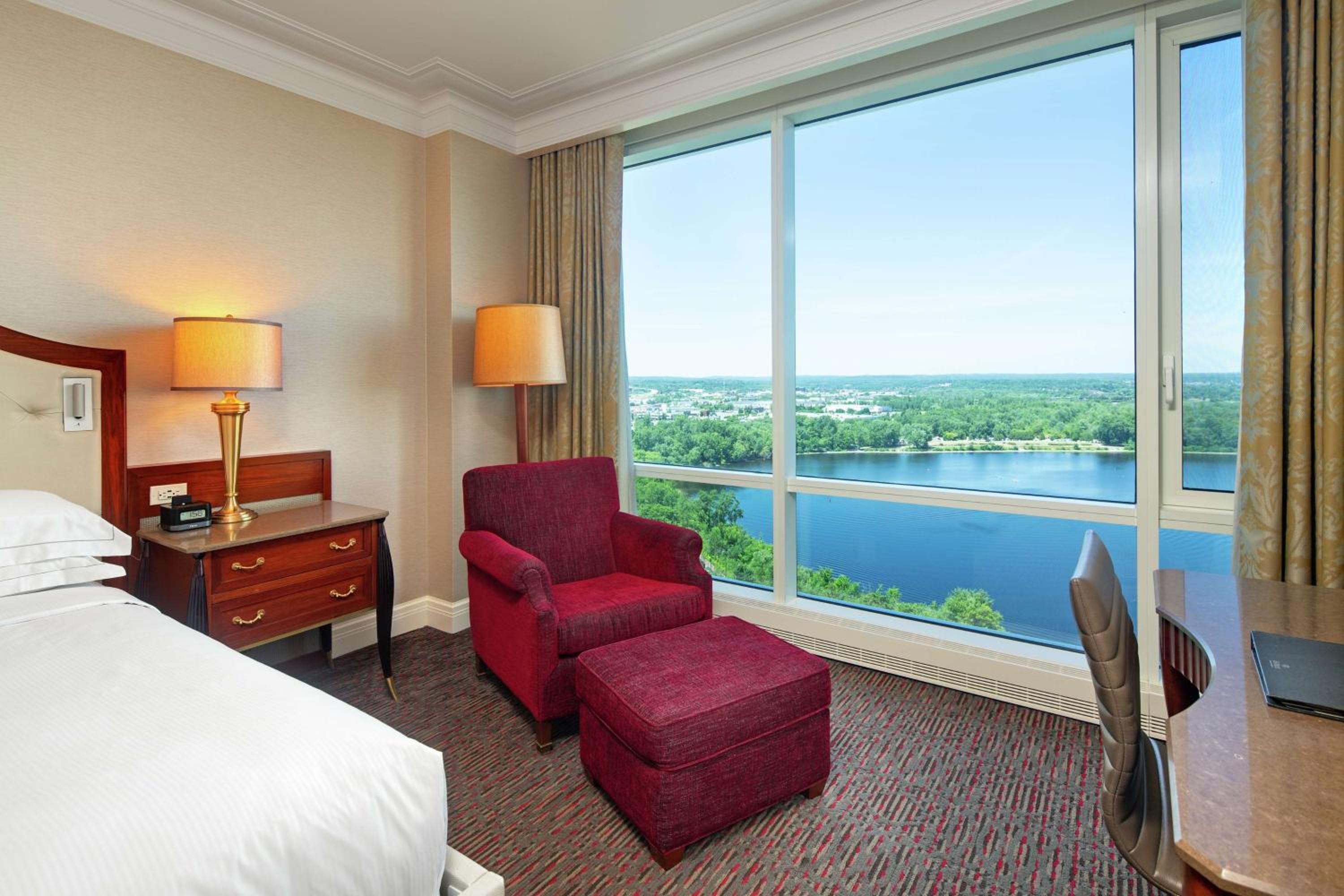 King Room with Lake View - Photo 5