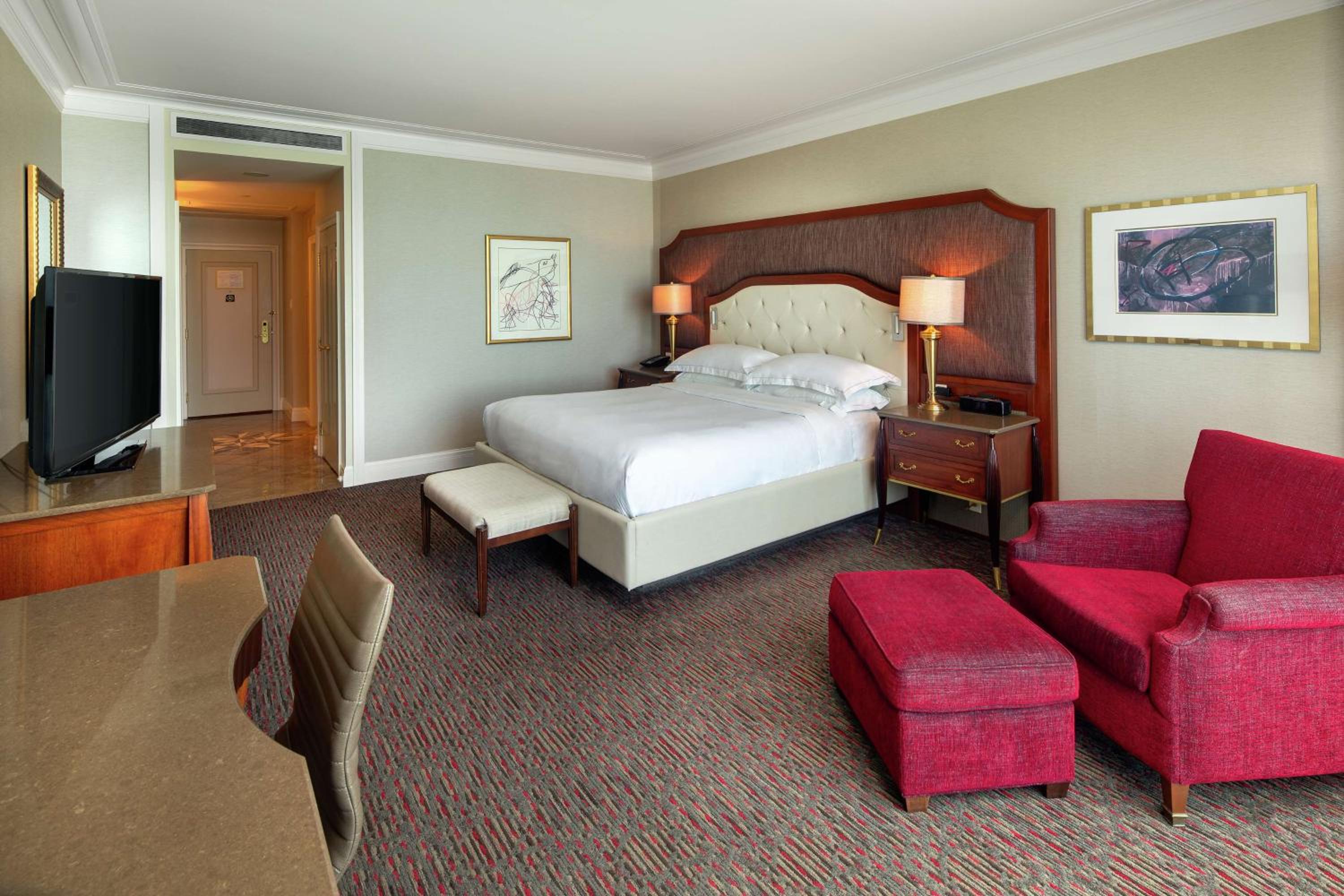 Deluxe King Room with Lake View - Photo 1
