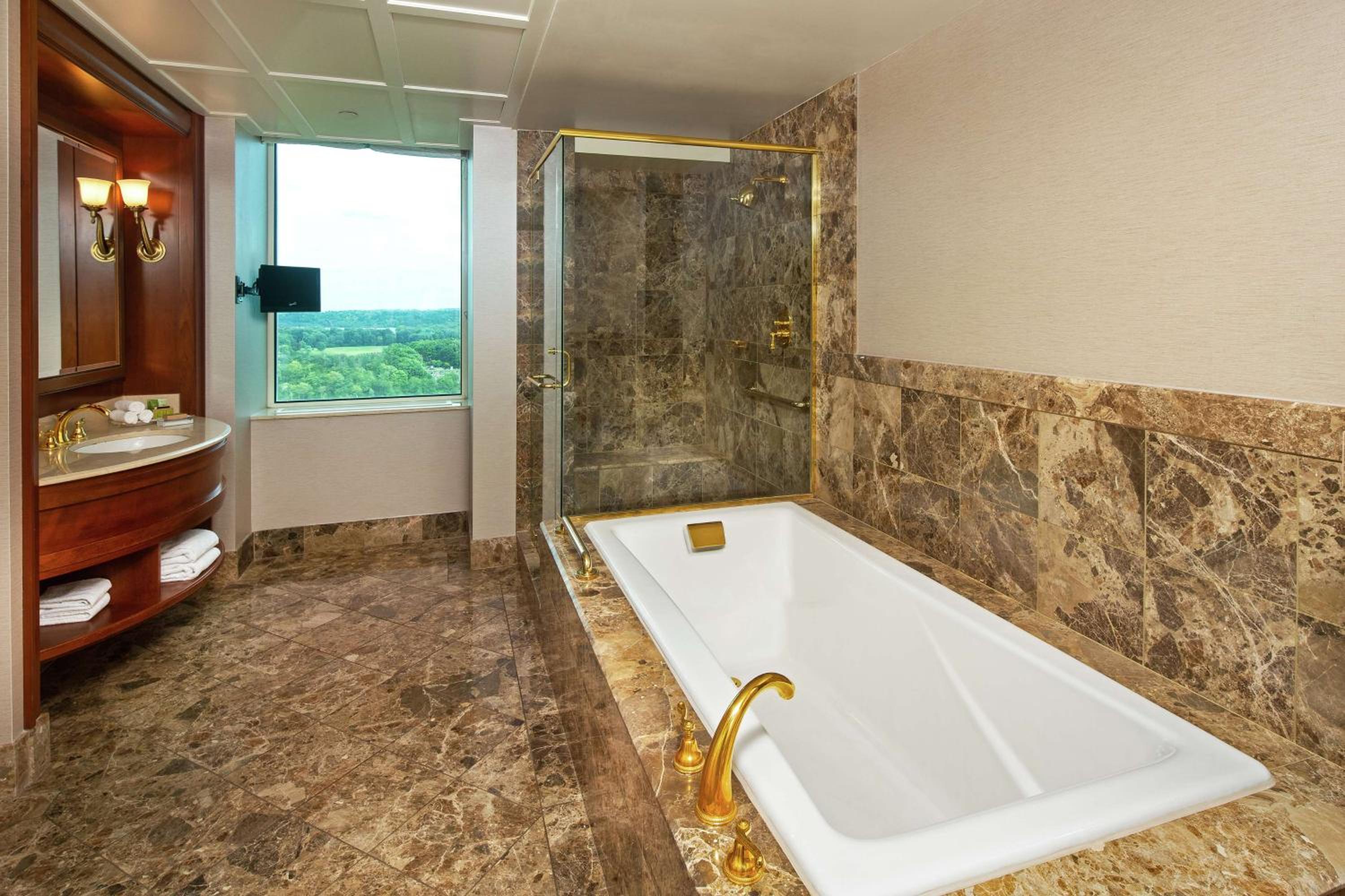 Executive King Suite with Lake View - Photo 5