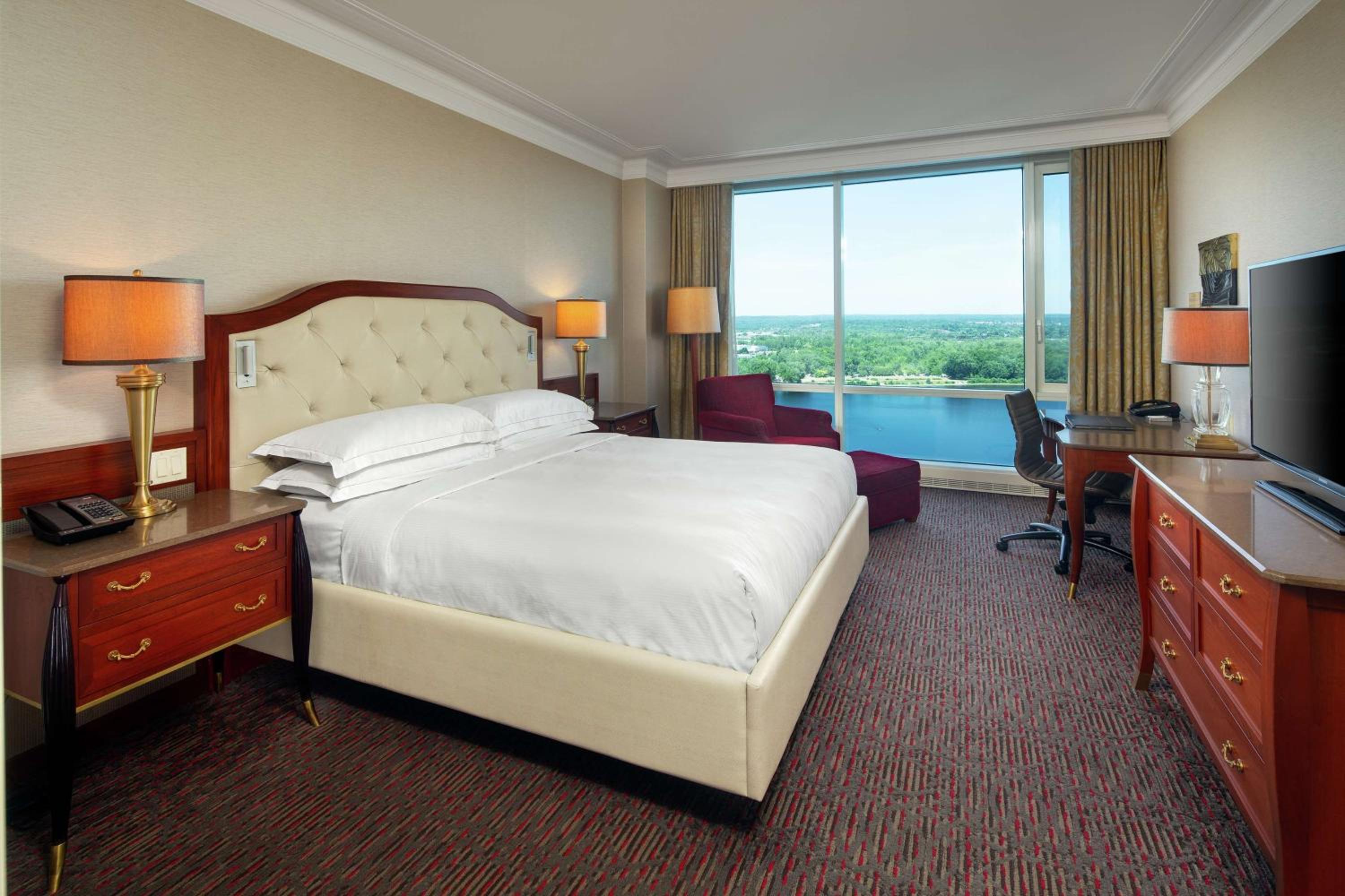 King Room with Lake View - Photo 4
