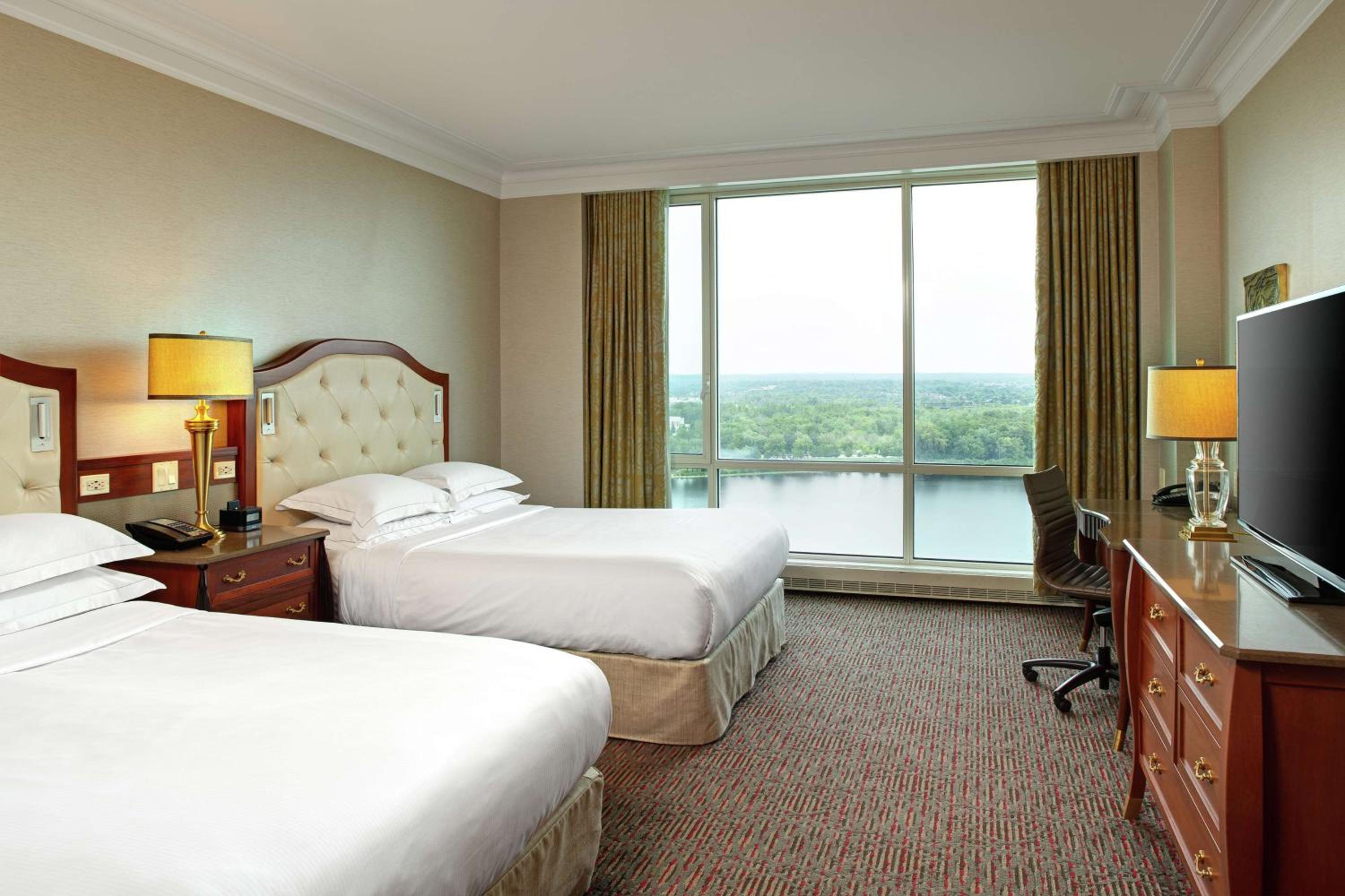 Queen Room with Two Queen Beds and Lake View - Photo 2
