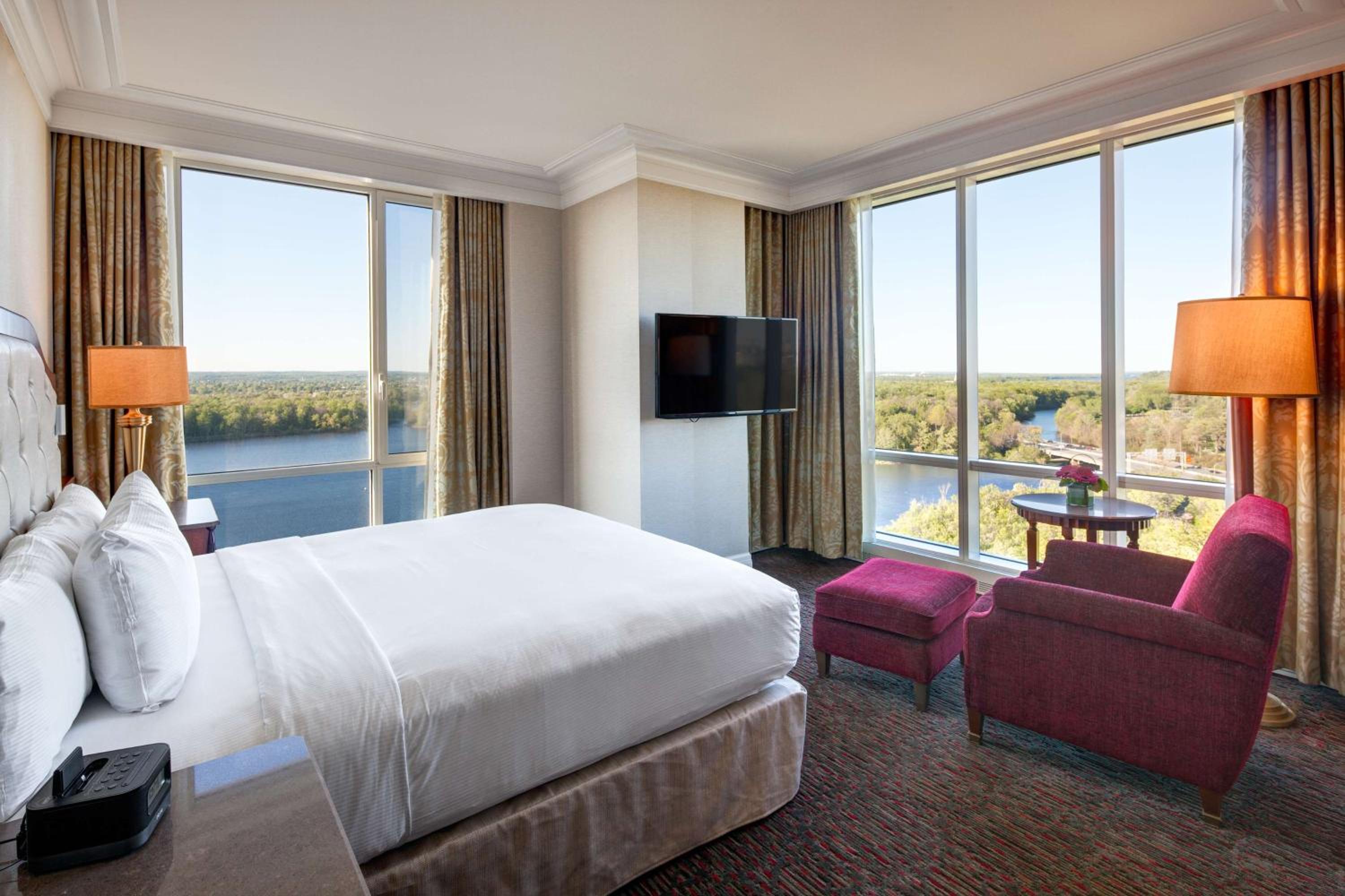 One-Bedroom King Suite with Lake View - Photo 3