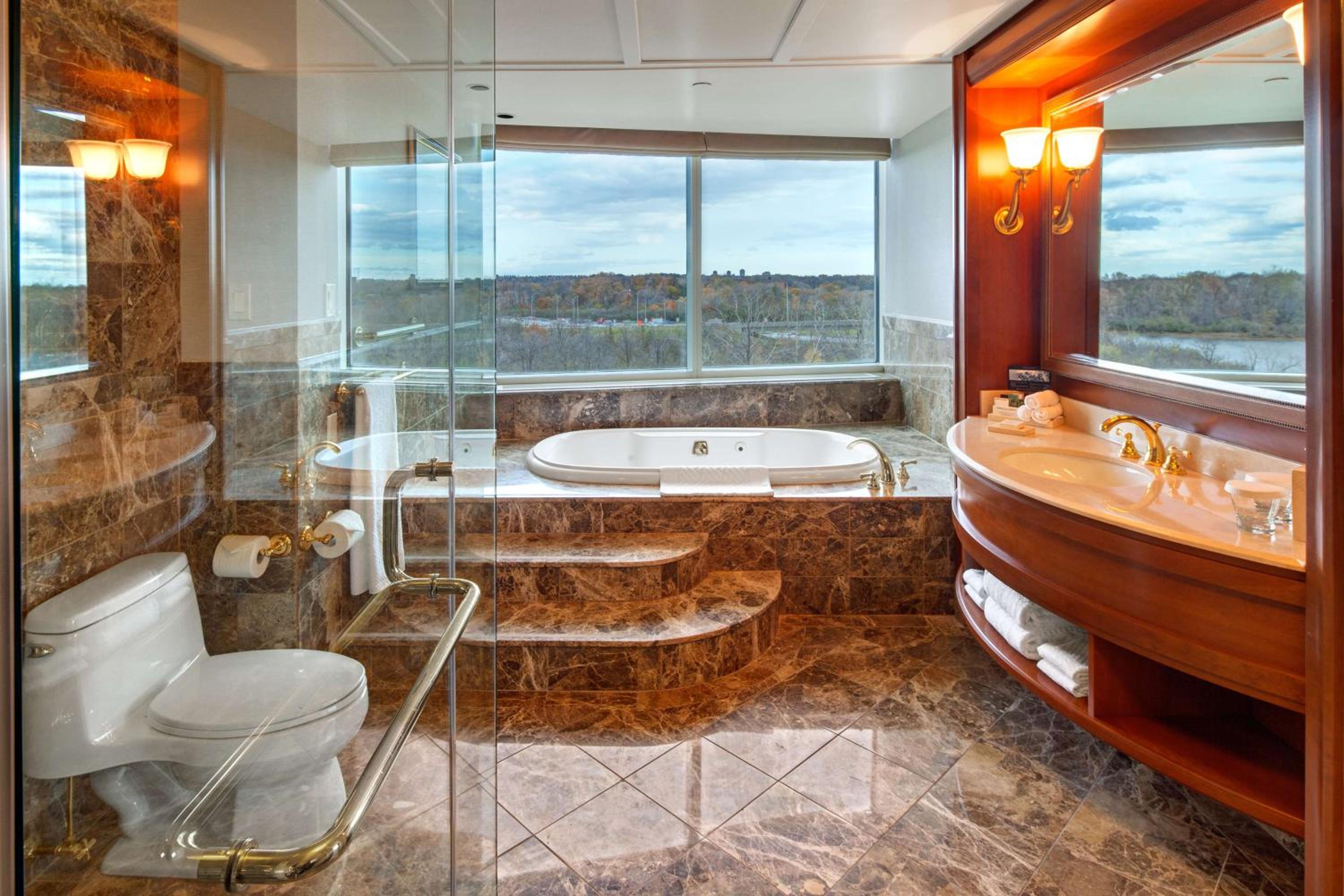Queen Room with Whirlpool - Photo 4