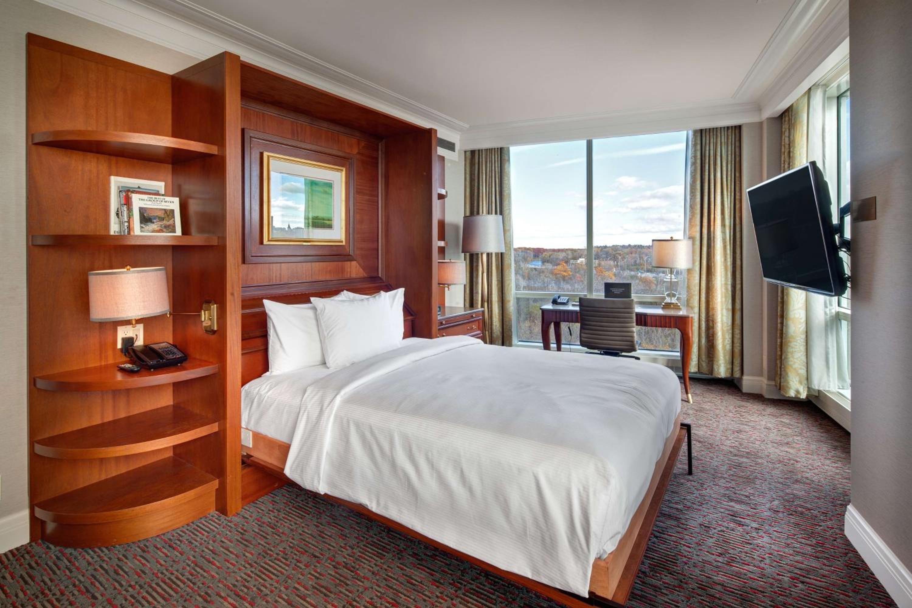 Queen Room with Whirlpool - Photo 1