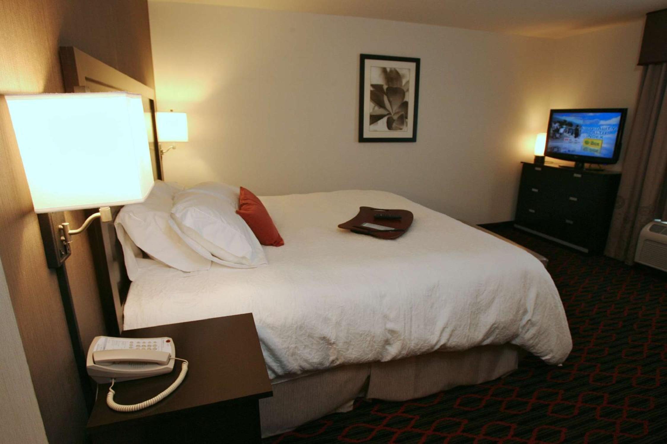 King Room with King Bed - Non-Smoking - Photo 1