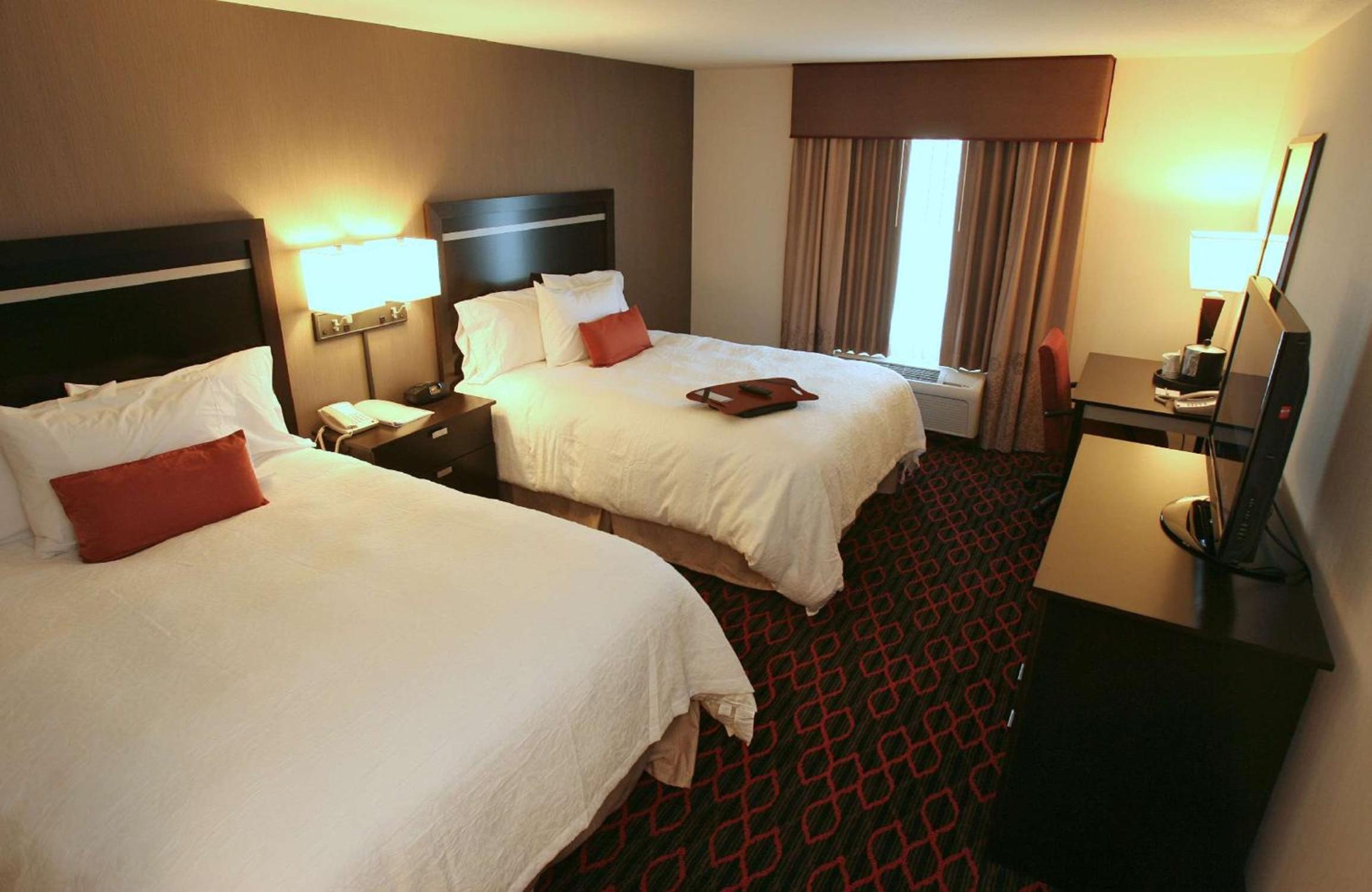 Room with Two Queen Beds - Non-Smoking - Photo 8