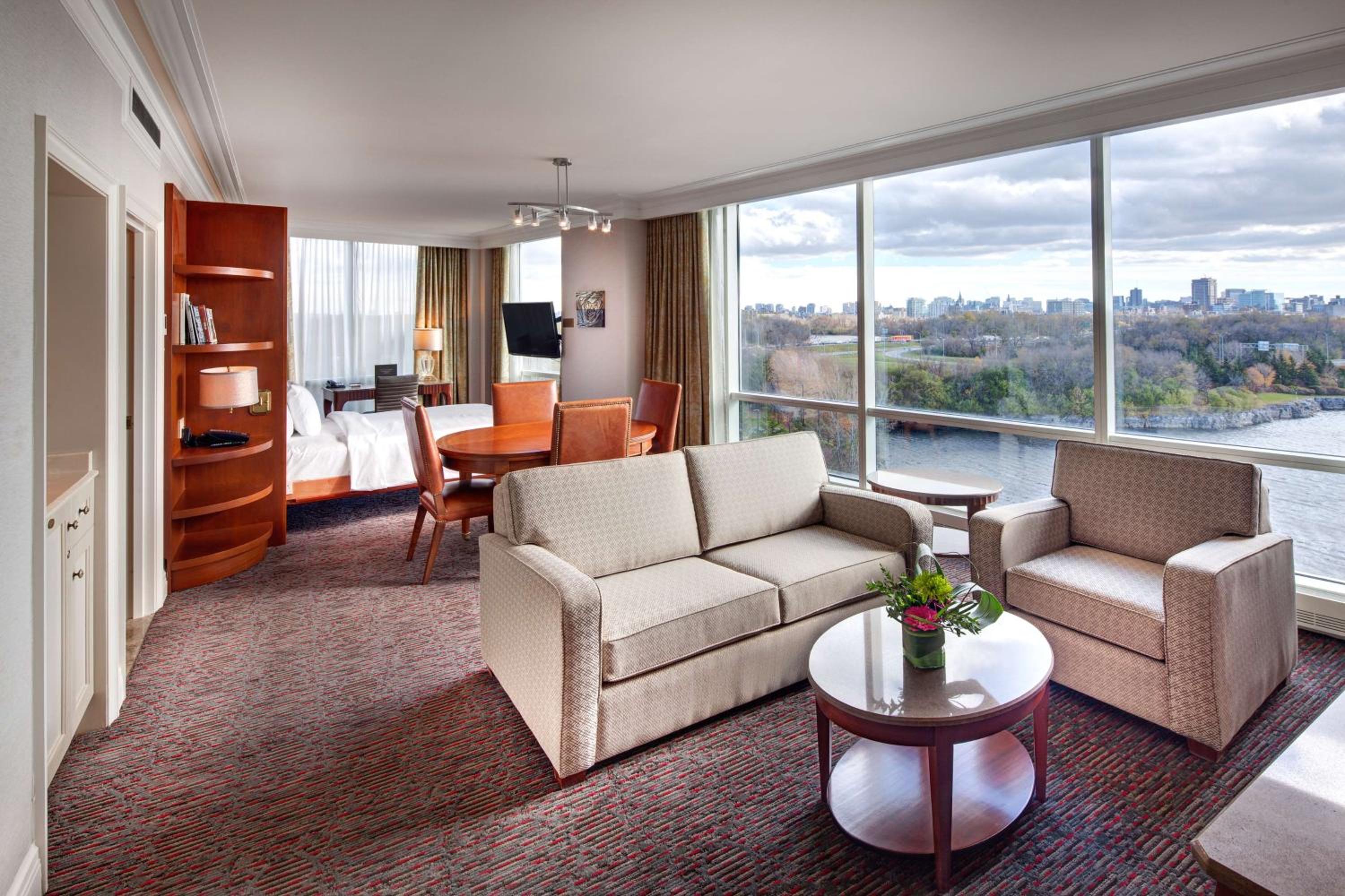 Queen Room with Whirlpool - Photo 2