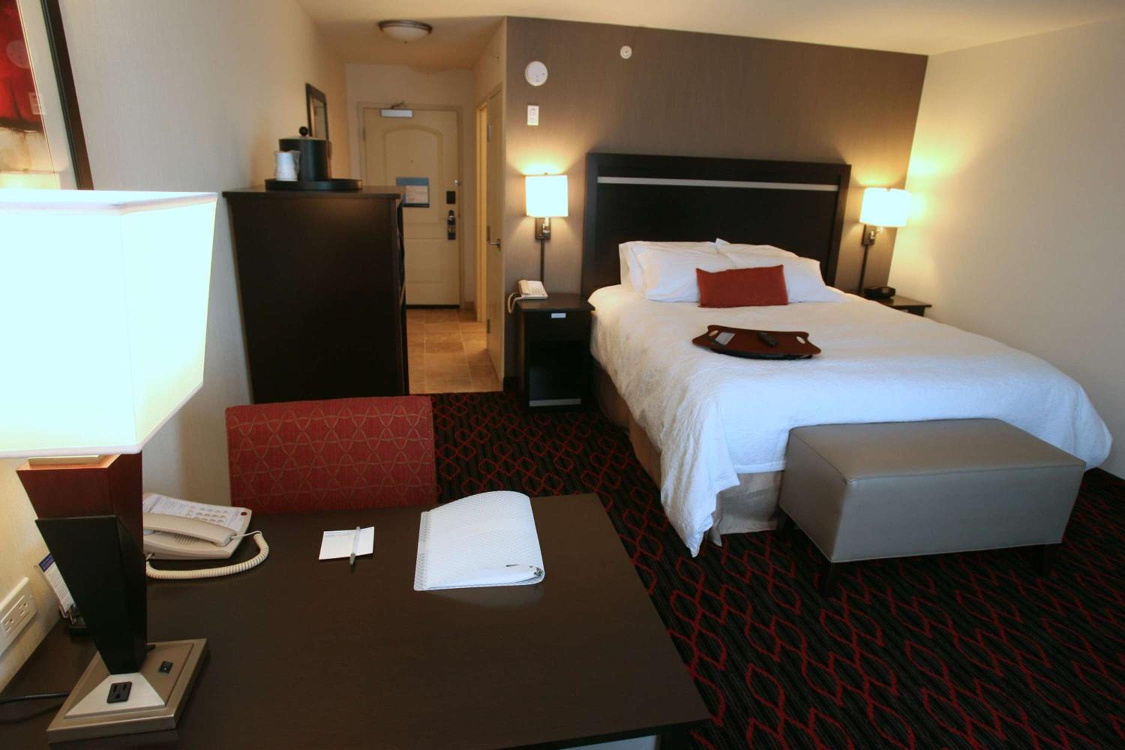 King Room with King Bed - Non-Smoking - Photo 3